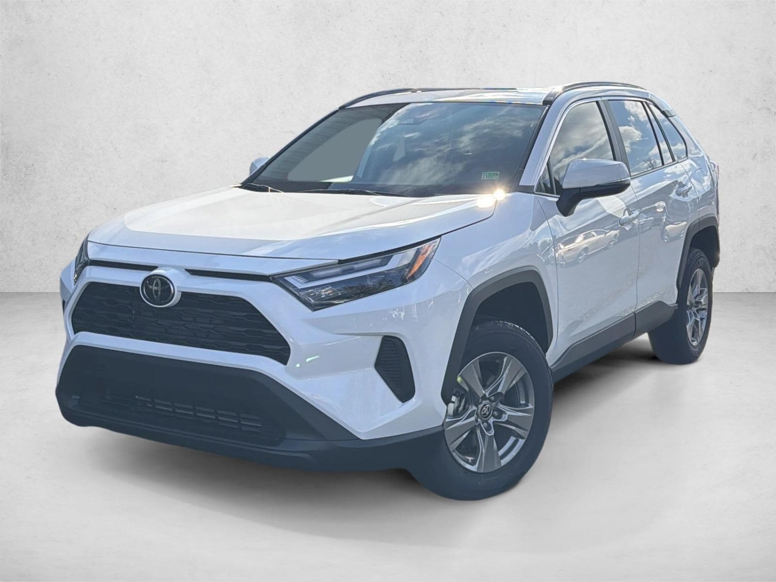 2025 Toyota RAV4 XLE's photo