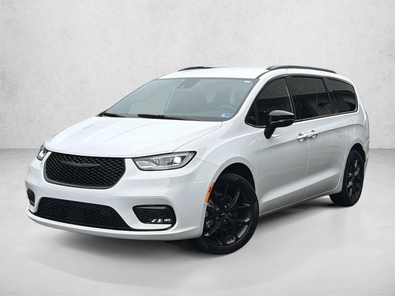 2024 Chrysler Pacifica Touring L's photo