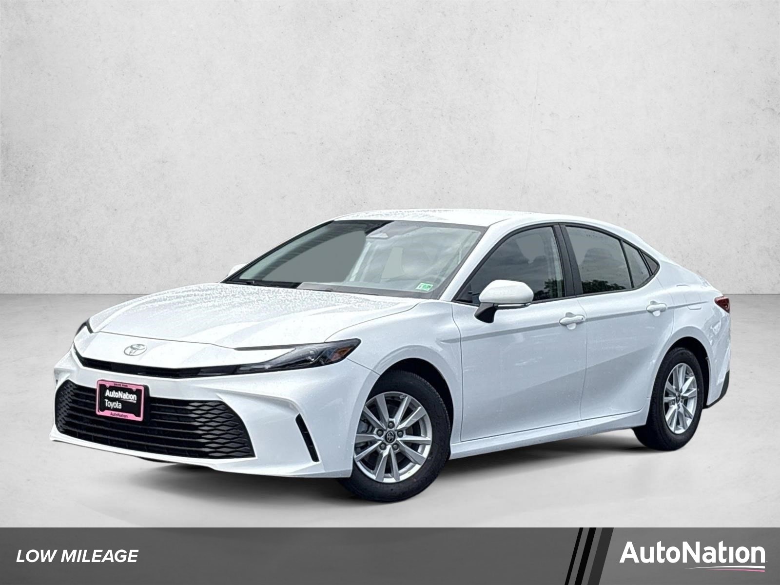 2025 Toyota Camry LE Hybrid's photo