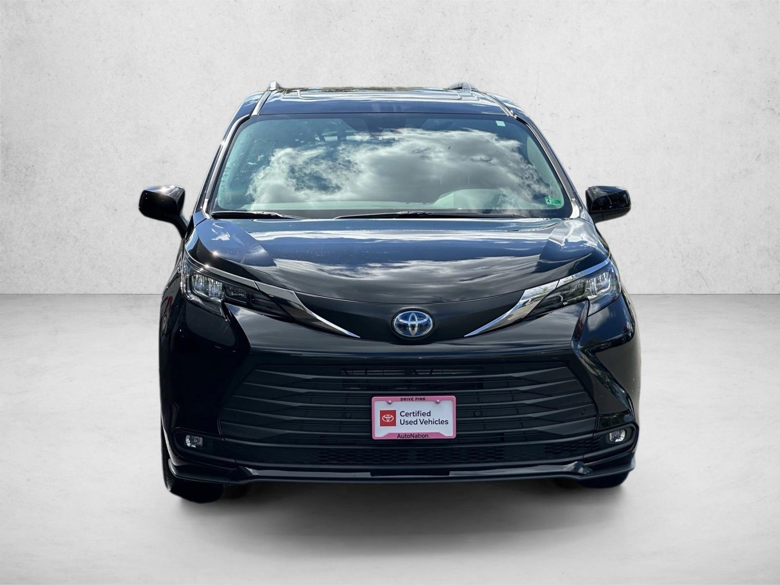 2025 Toyota Sienna XLE photo 2