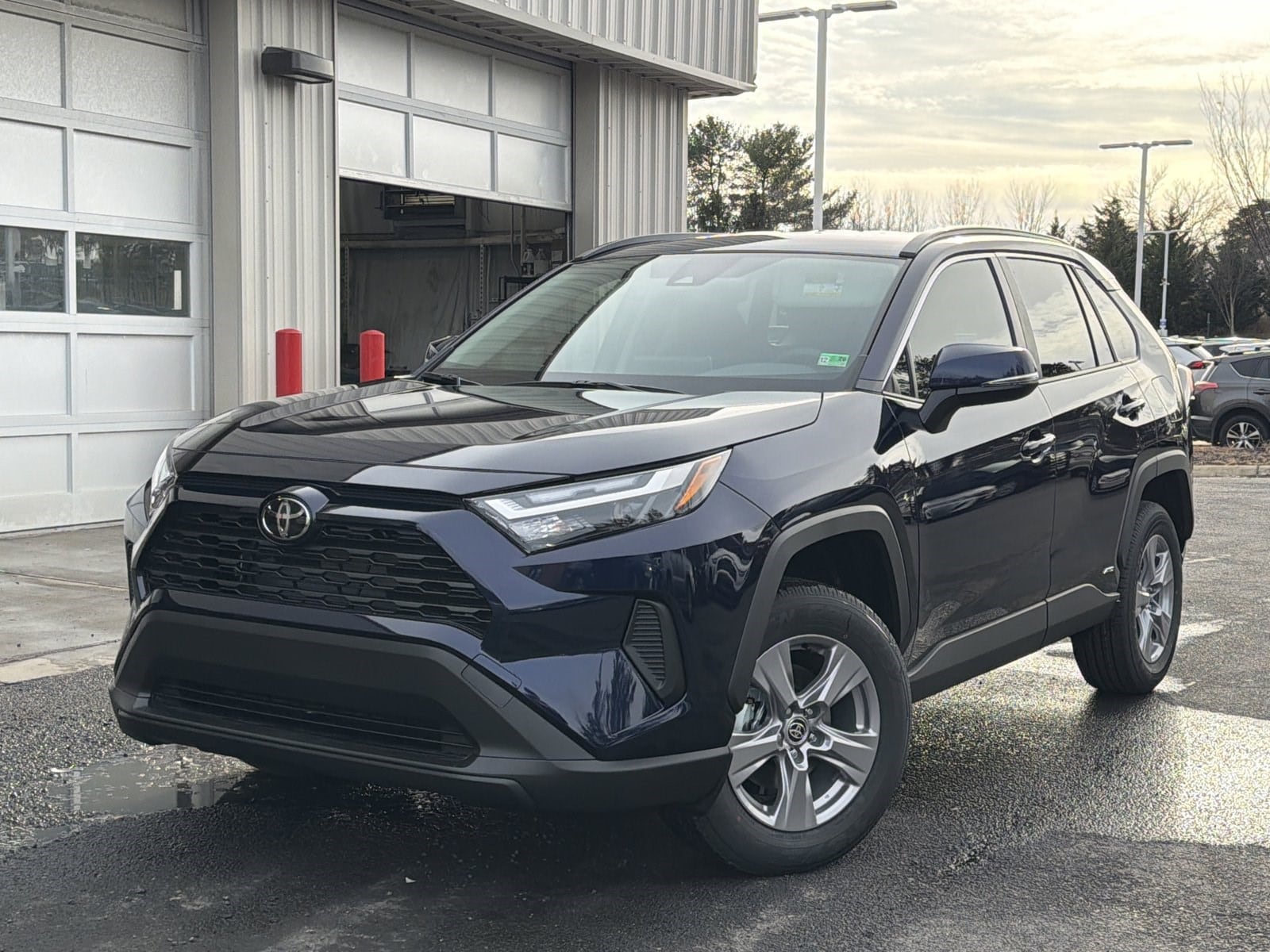 2025 Toyota RAV4 XLE's photo