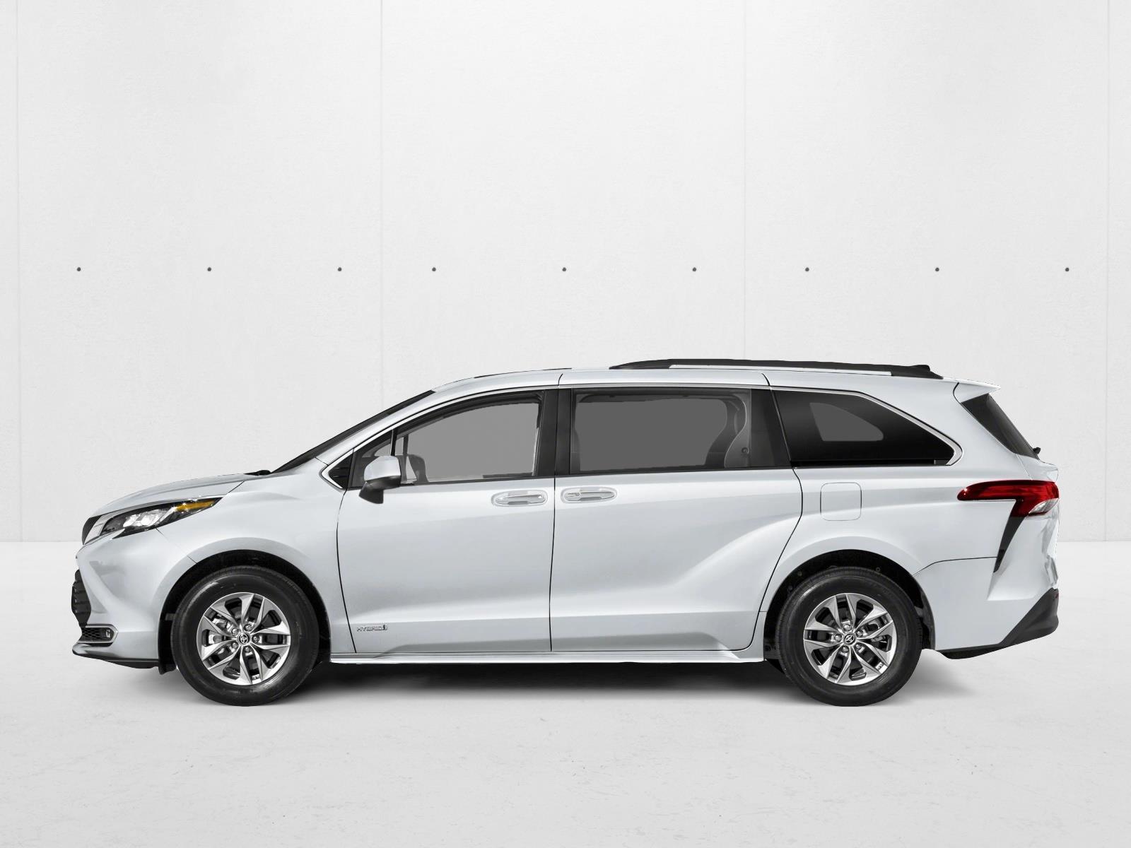 2025 Toyota Sienna XLE photo 3