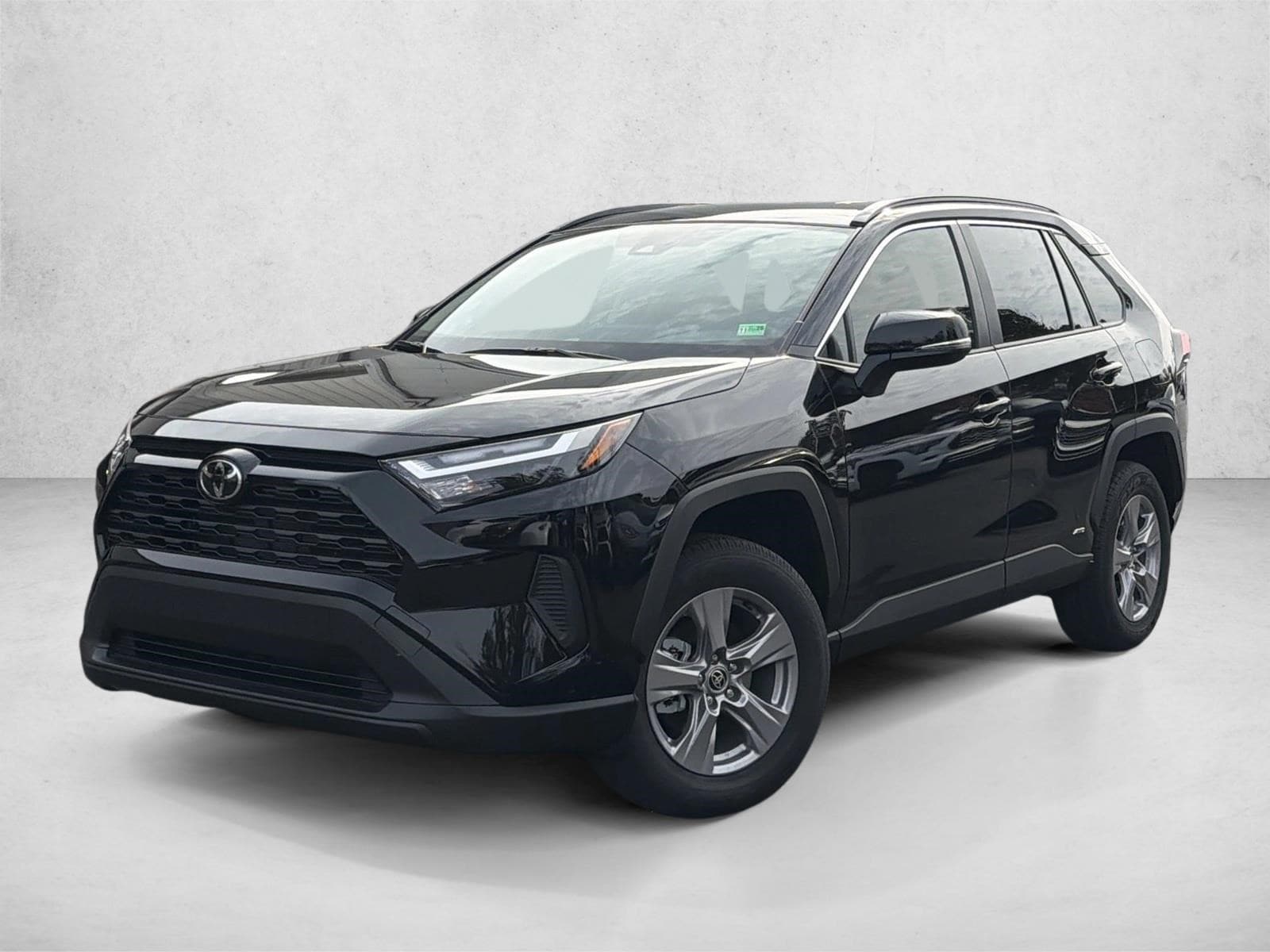 2025 Toyota RAV4 XLE's photo