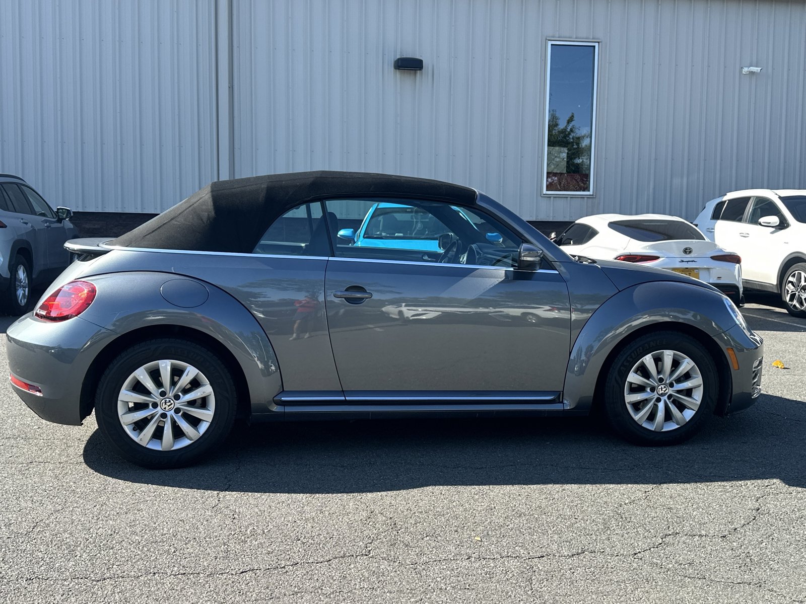 2018 Volkswagen Beetle S Convertible photo 3