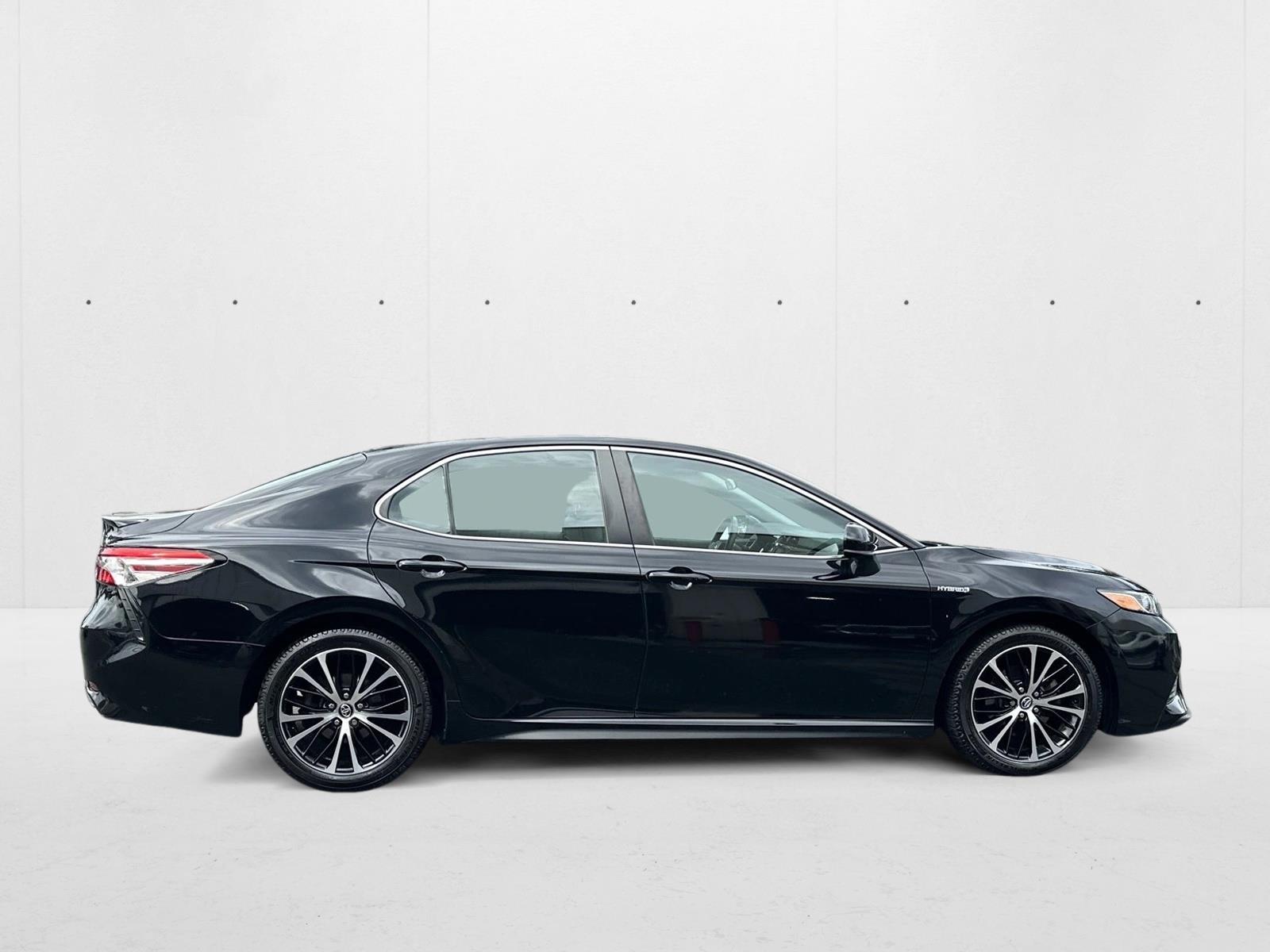 2020 Toyota Camry Hybrid SE photo 3