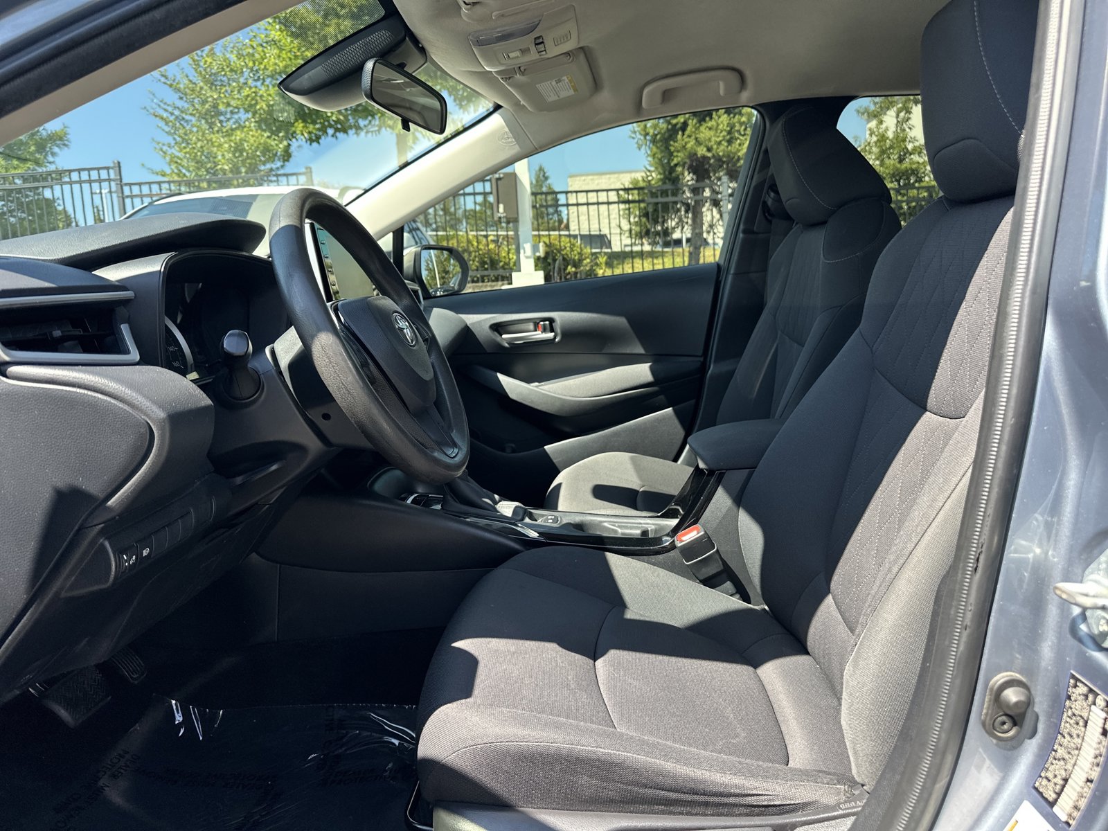 2020 Toyota Corolla LE photo 2