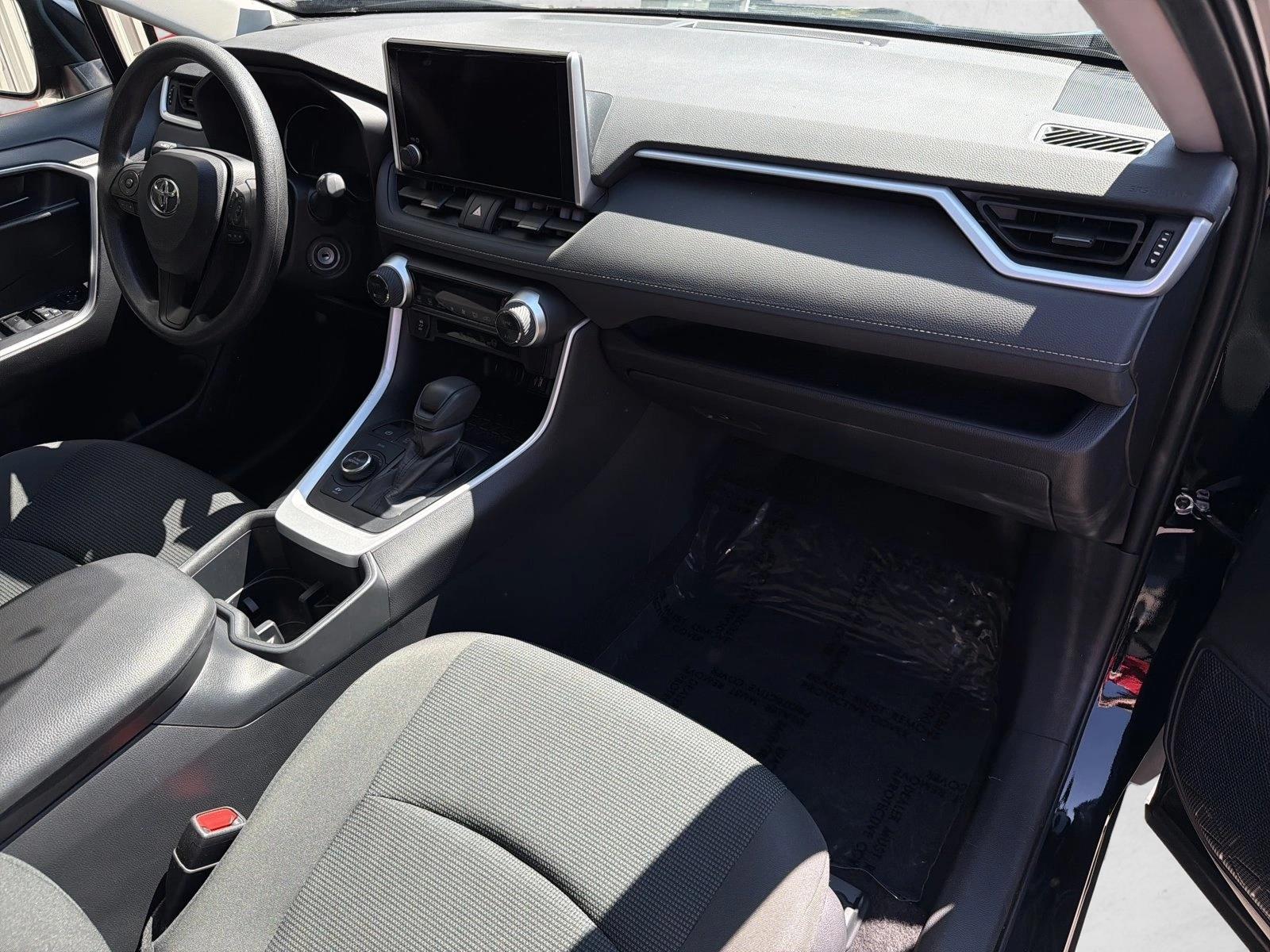 2025 Toyota RAV4 LE - Photo 25