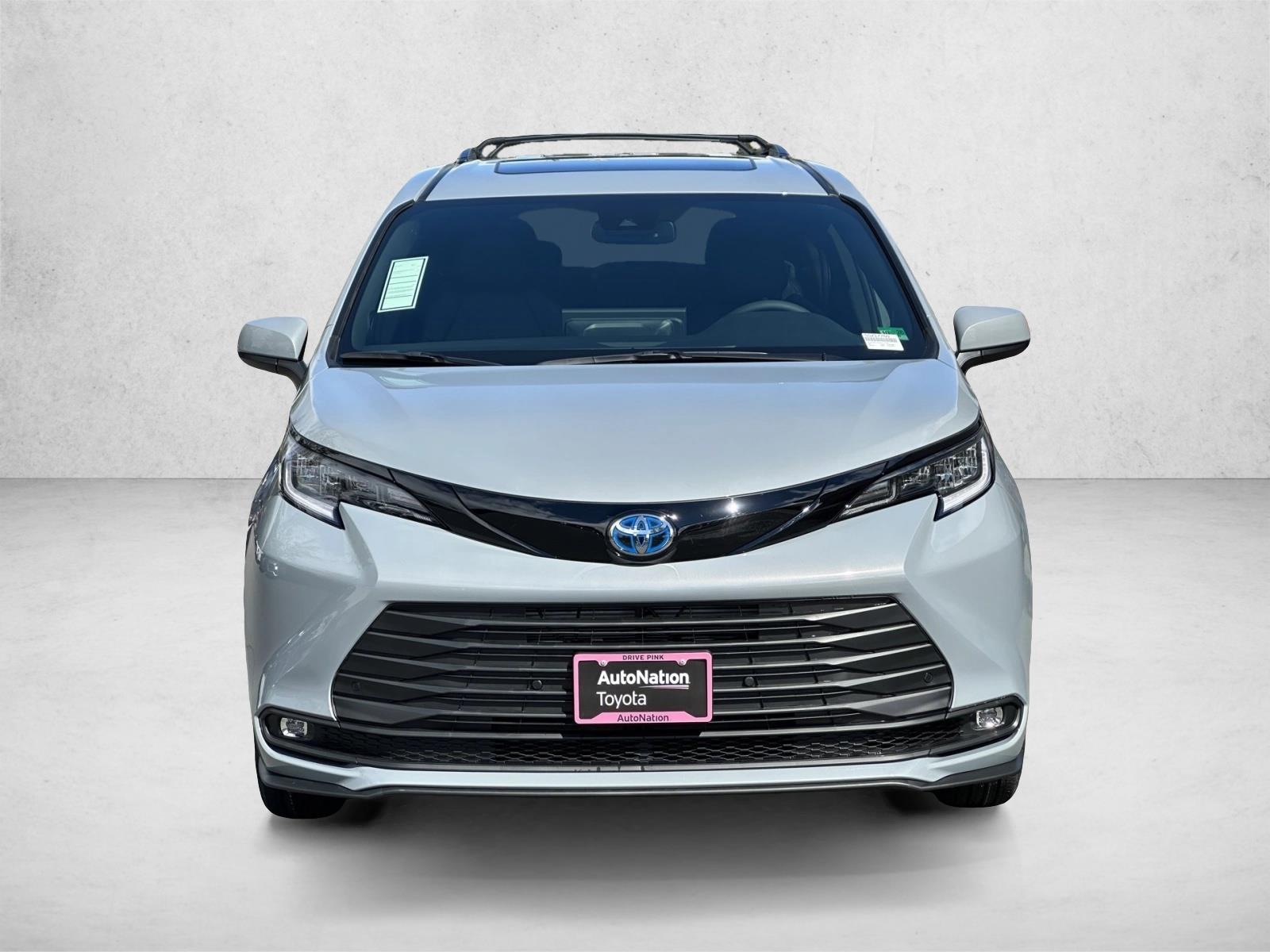 2025 Toyota Sienna Woodland Edition photo 2
