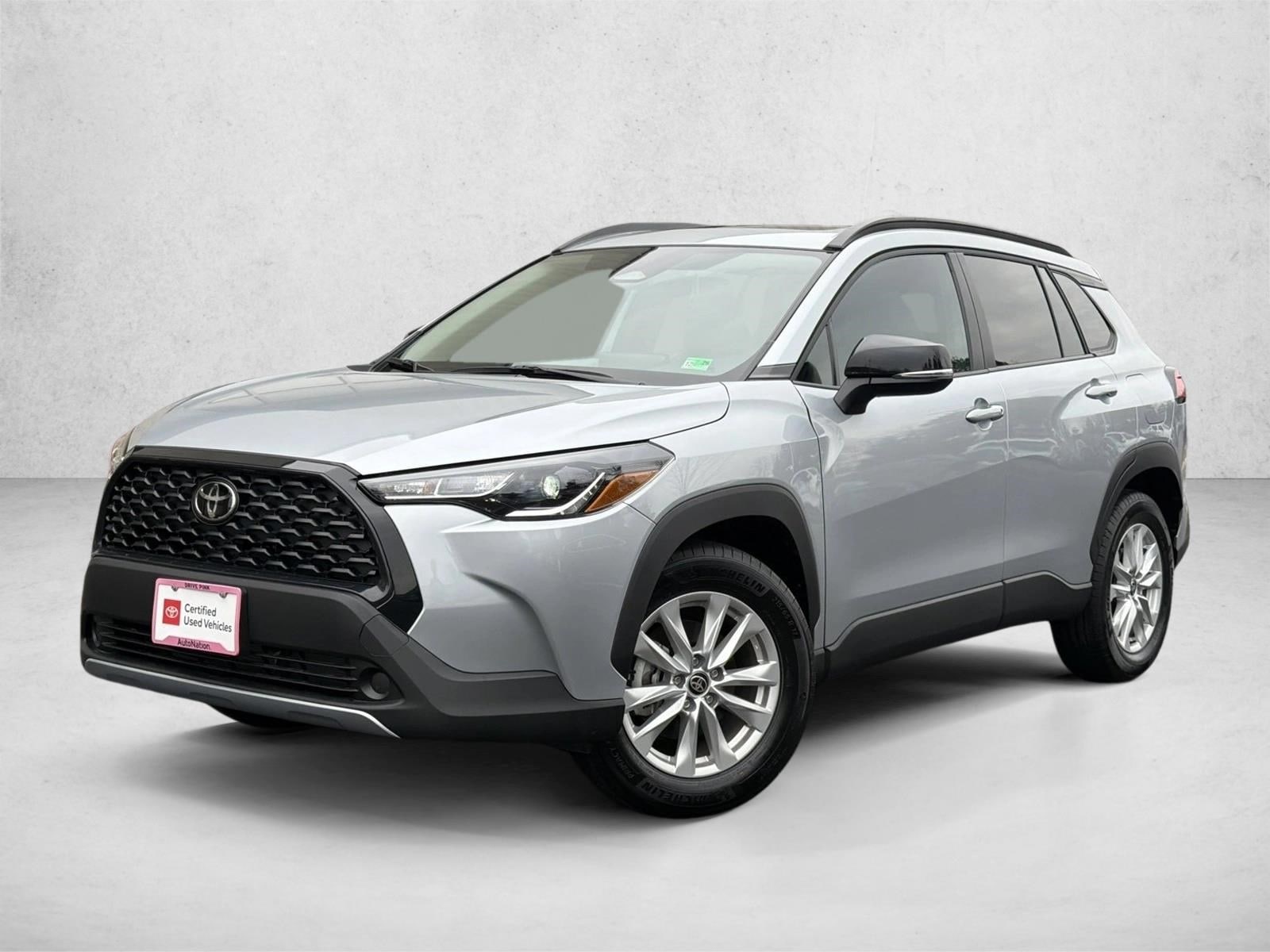 2025 Toyota Corolla Cross LE's photo