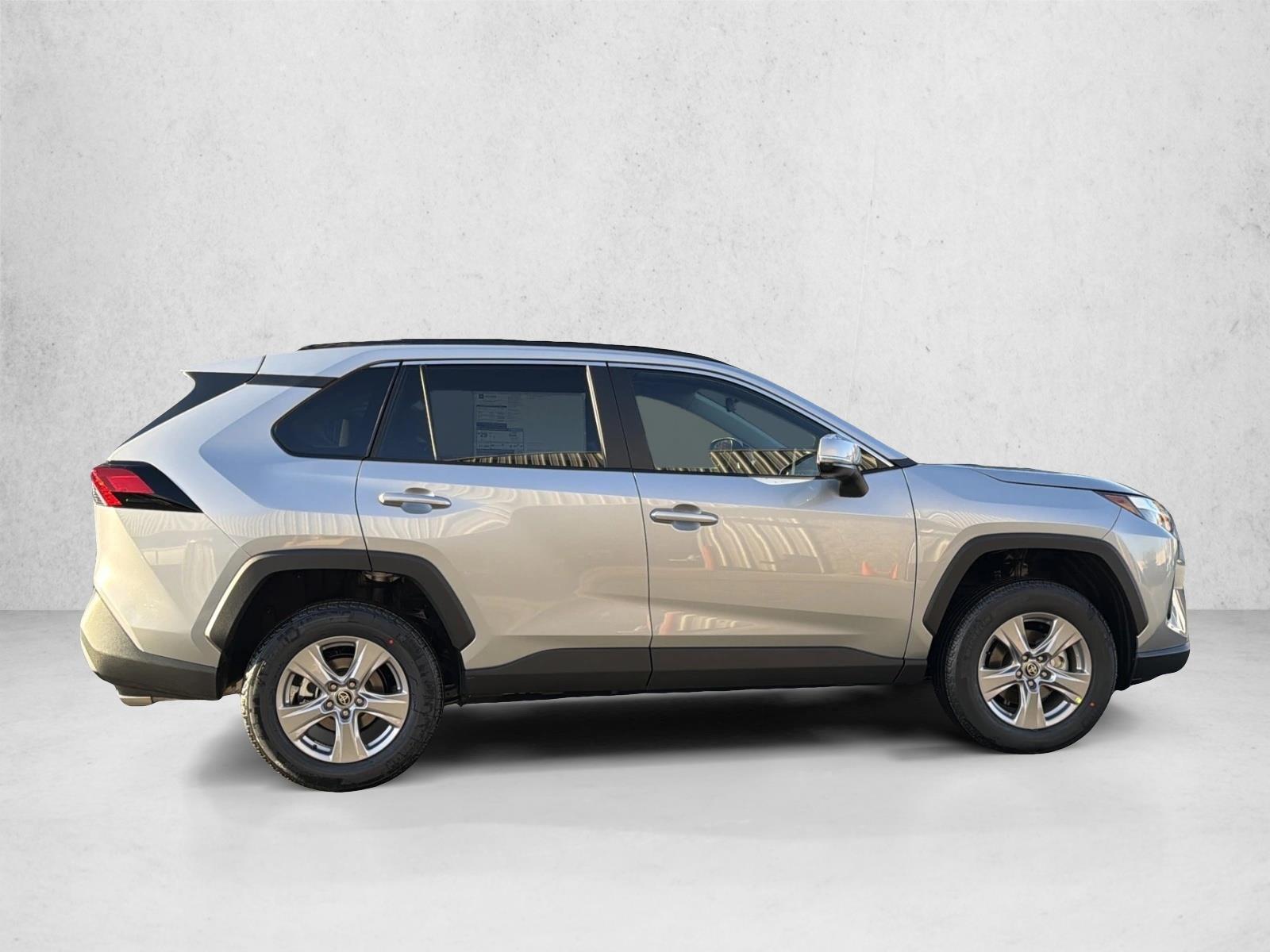2025 Toyota RAV4 XLE photo 4