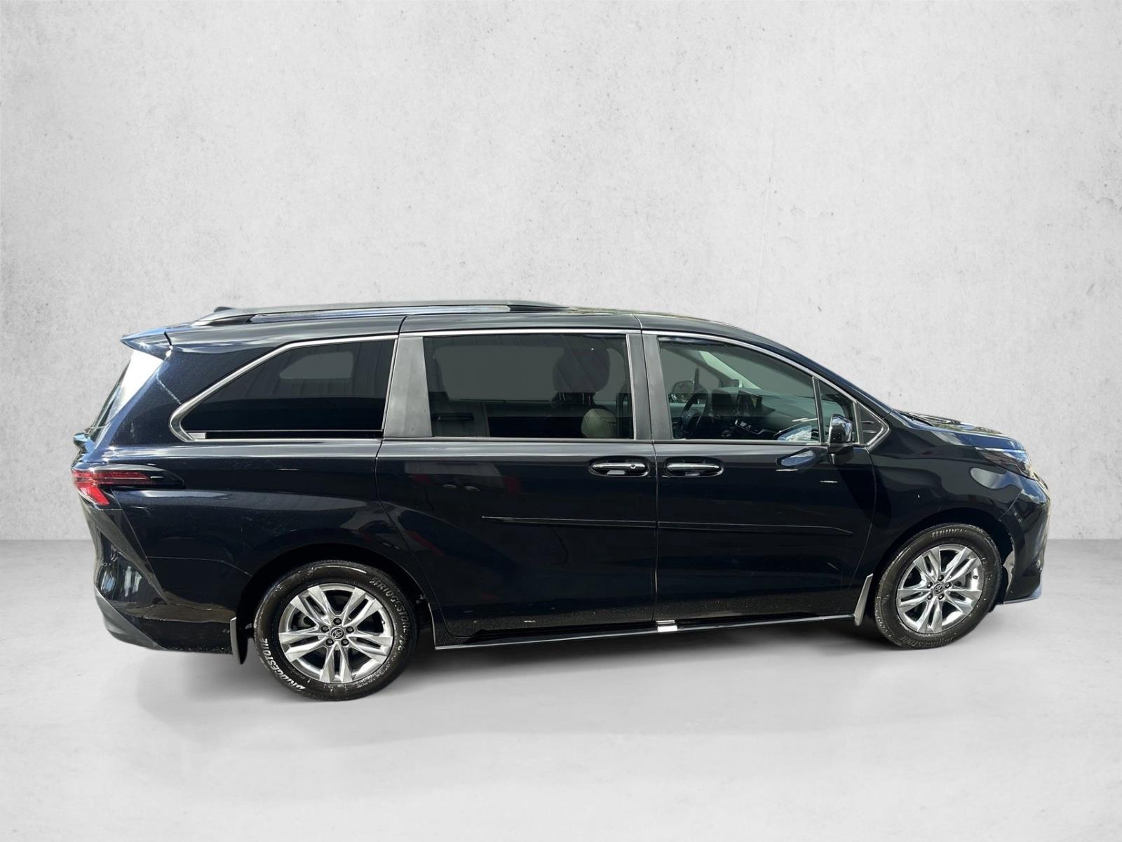 2025 Toyota Sienna XLE photo 4