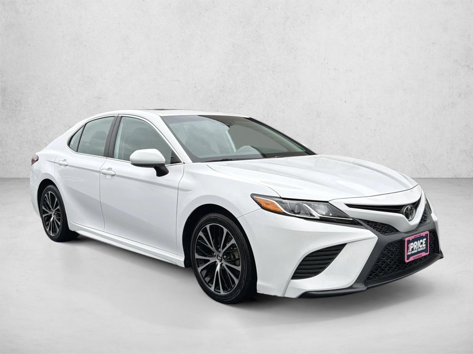2019 Toyota Camry SE photo 3