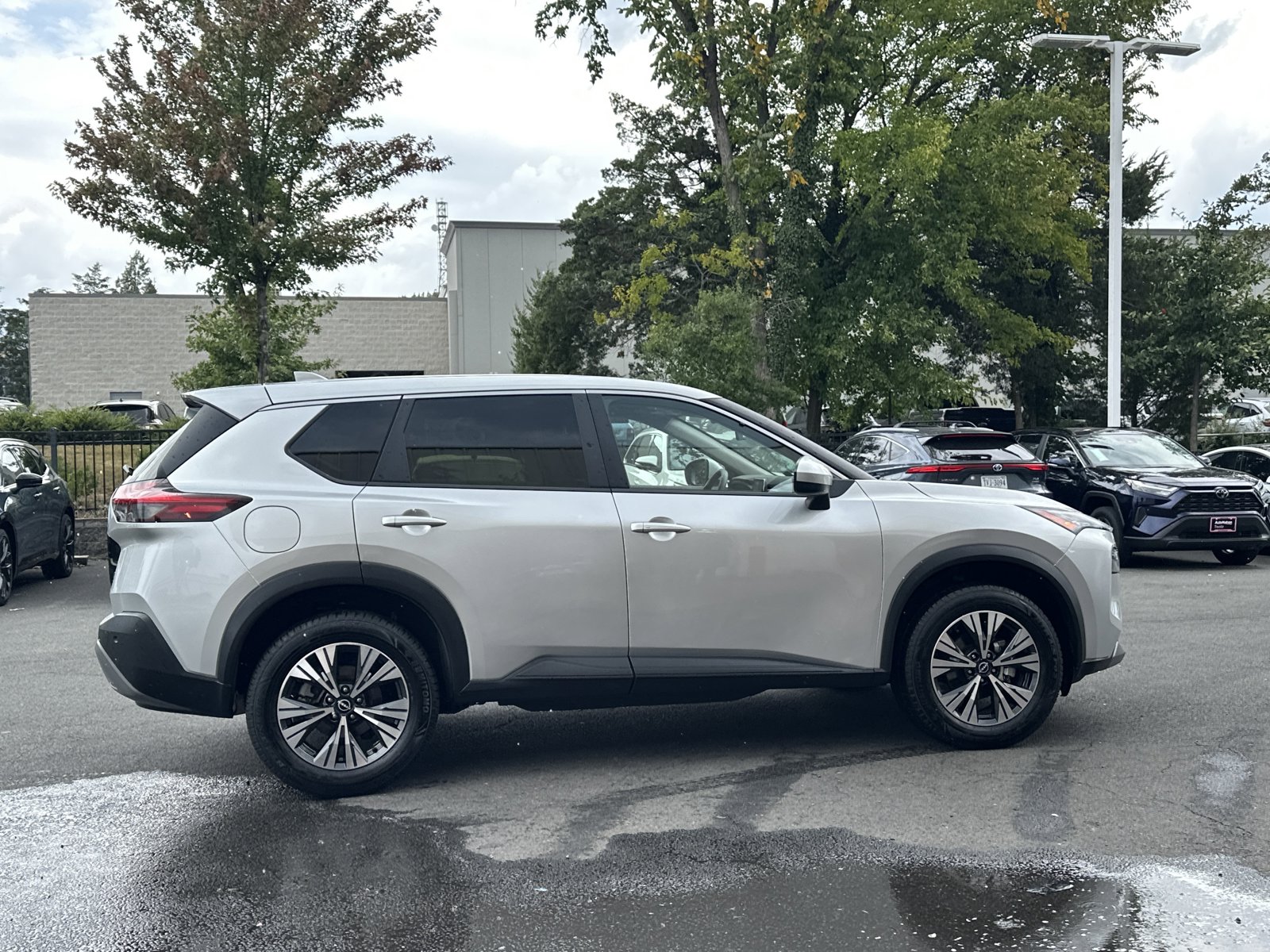 2023 Nissan Rogue SV photo 4