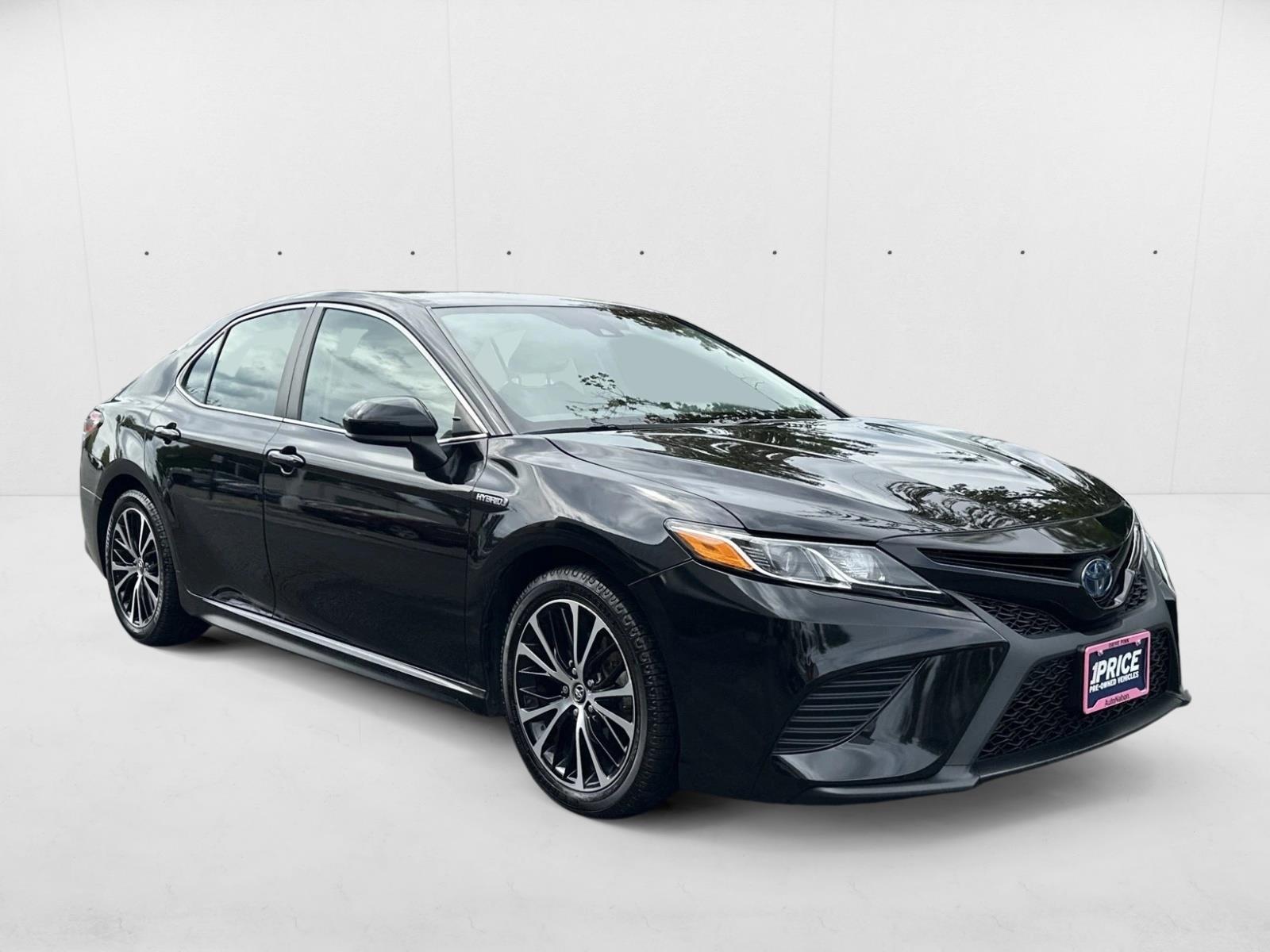 2020 Toyota Camry Hybrid SE photo 2