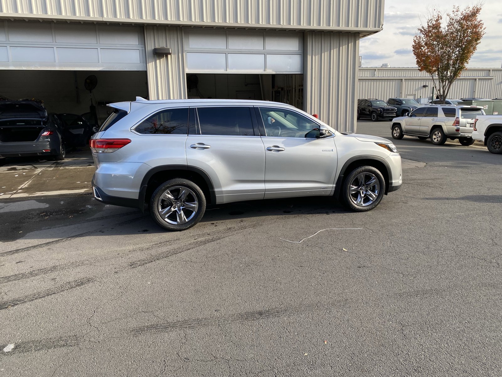2019 Toyota Highlander Hybrid Limited Platinum photo 2