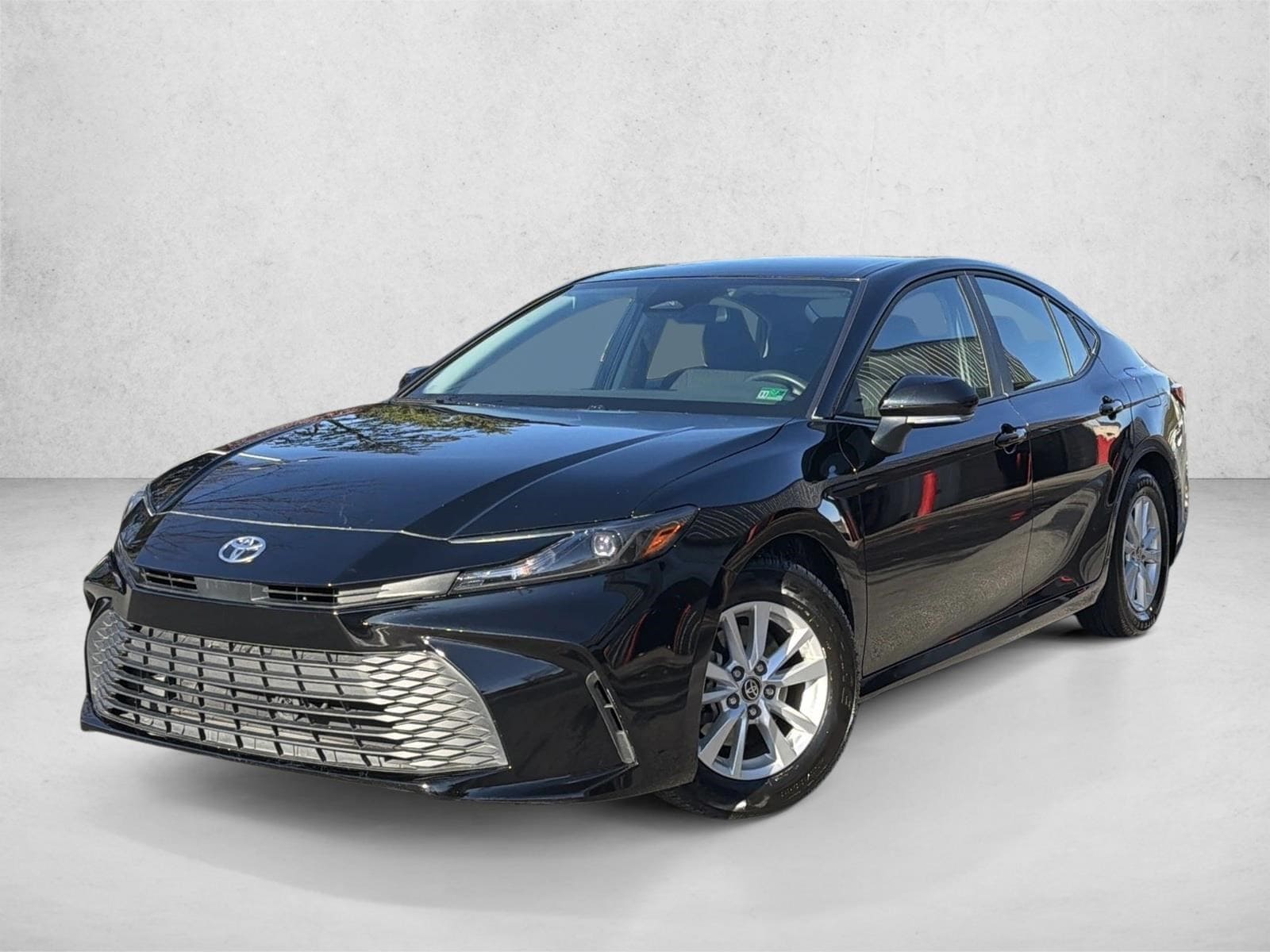 2025 Toyota Camry LE's photo