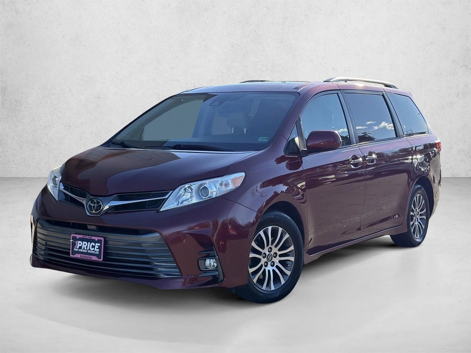 2018 Toyota Sienna XLE's photo