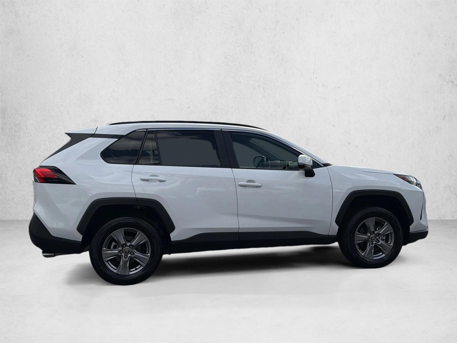 2025 Toyota RAV4 XLE photo 4