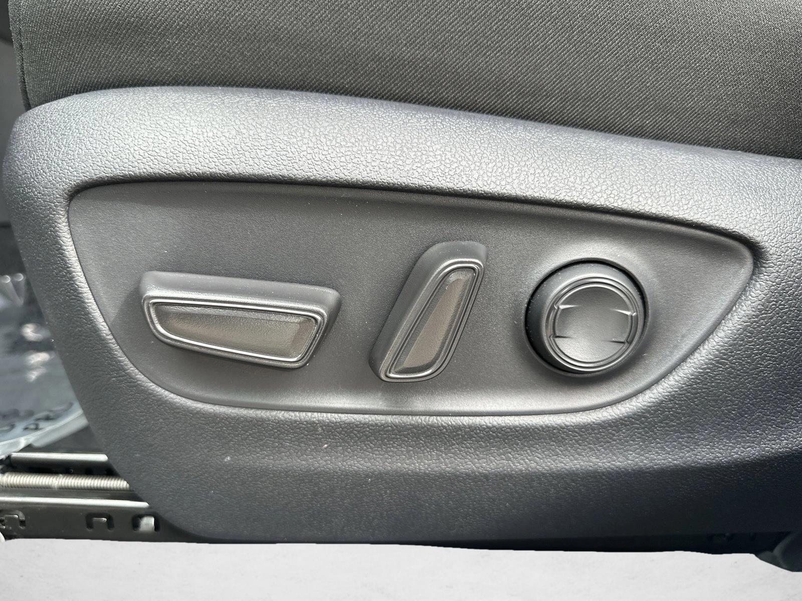 2025 Toyota RAV4 XLE photo 4
