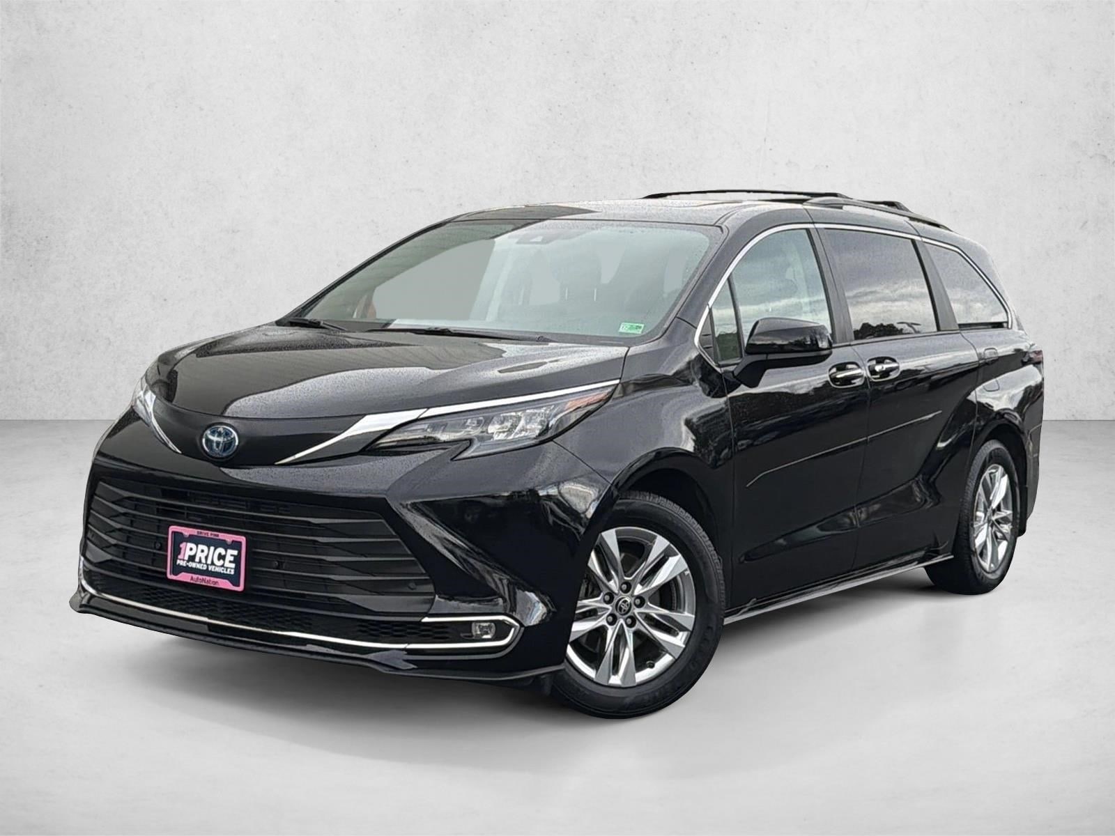 2024 Toyota Sienna XLE's photo
