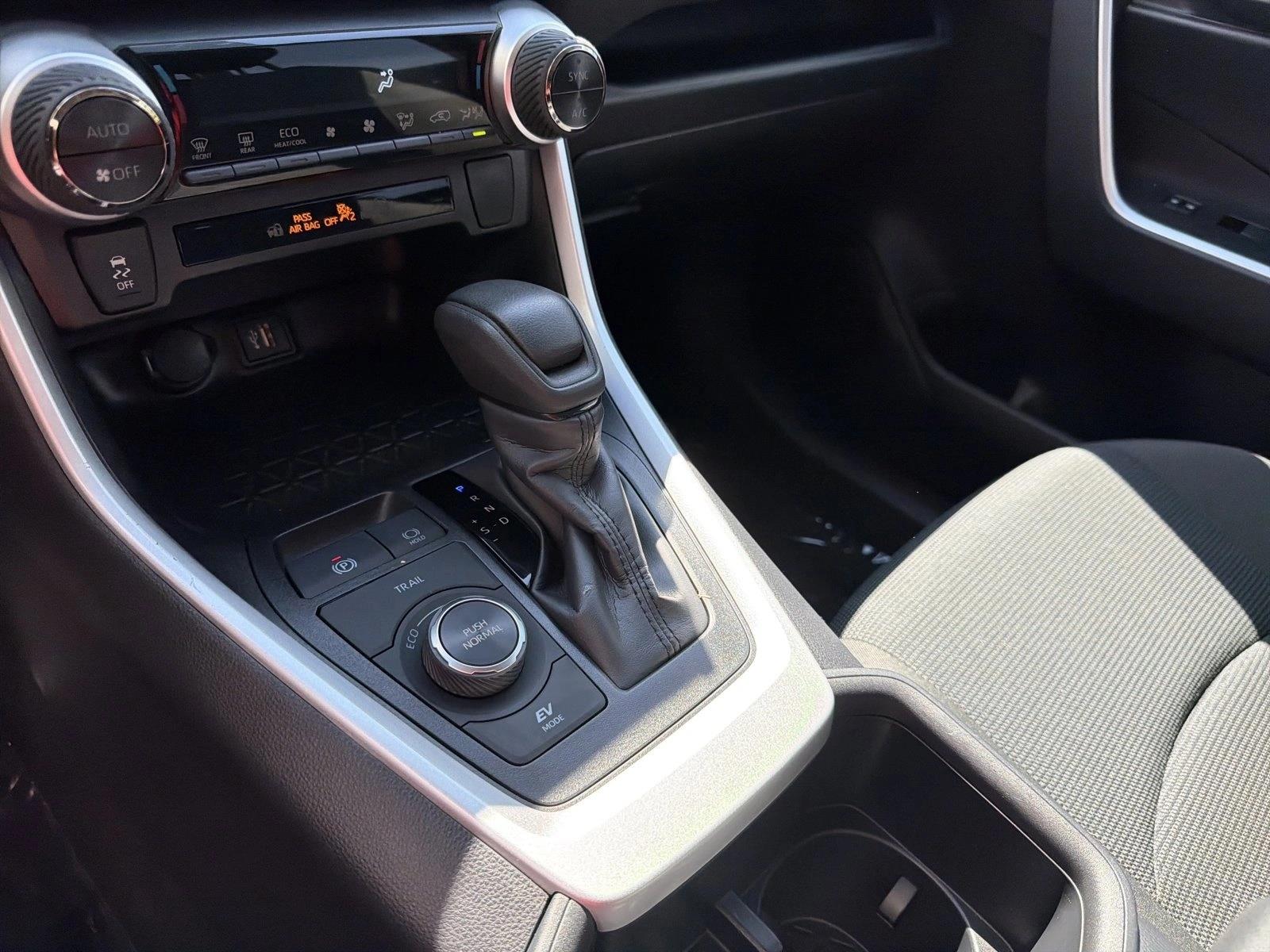 2025 Toyota RAV4 LE - Photo 20