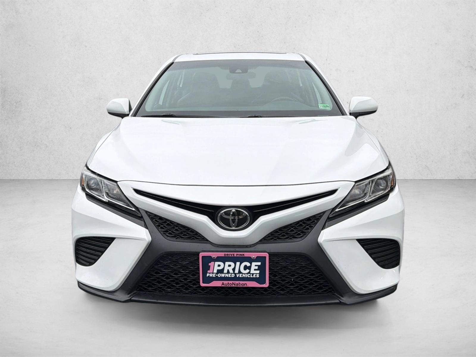 2019 Toyota Camry SE photo 2