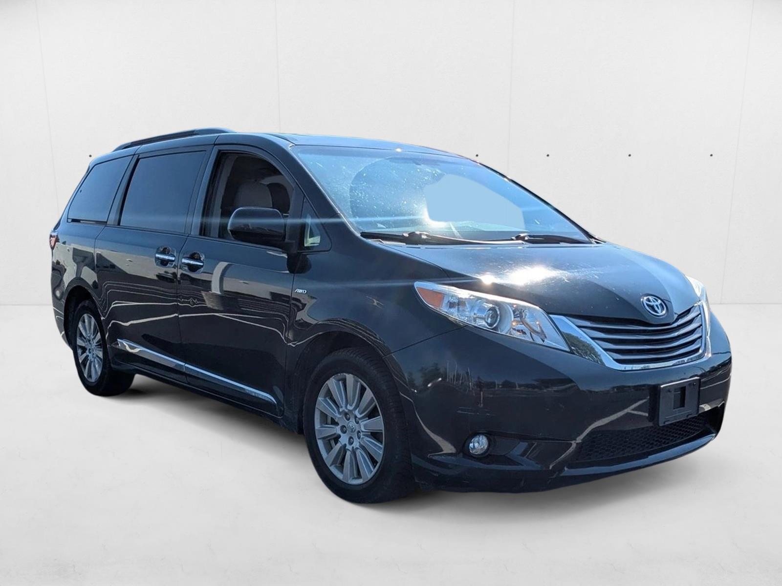 2017 Toyota Sienna XLE photo 3