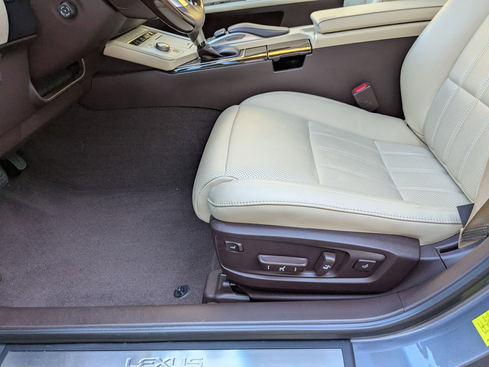 2017 LEXUS ES - Image 15