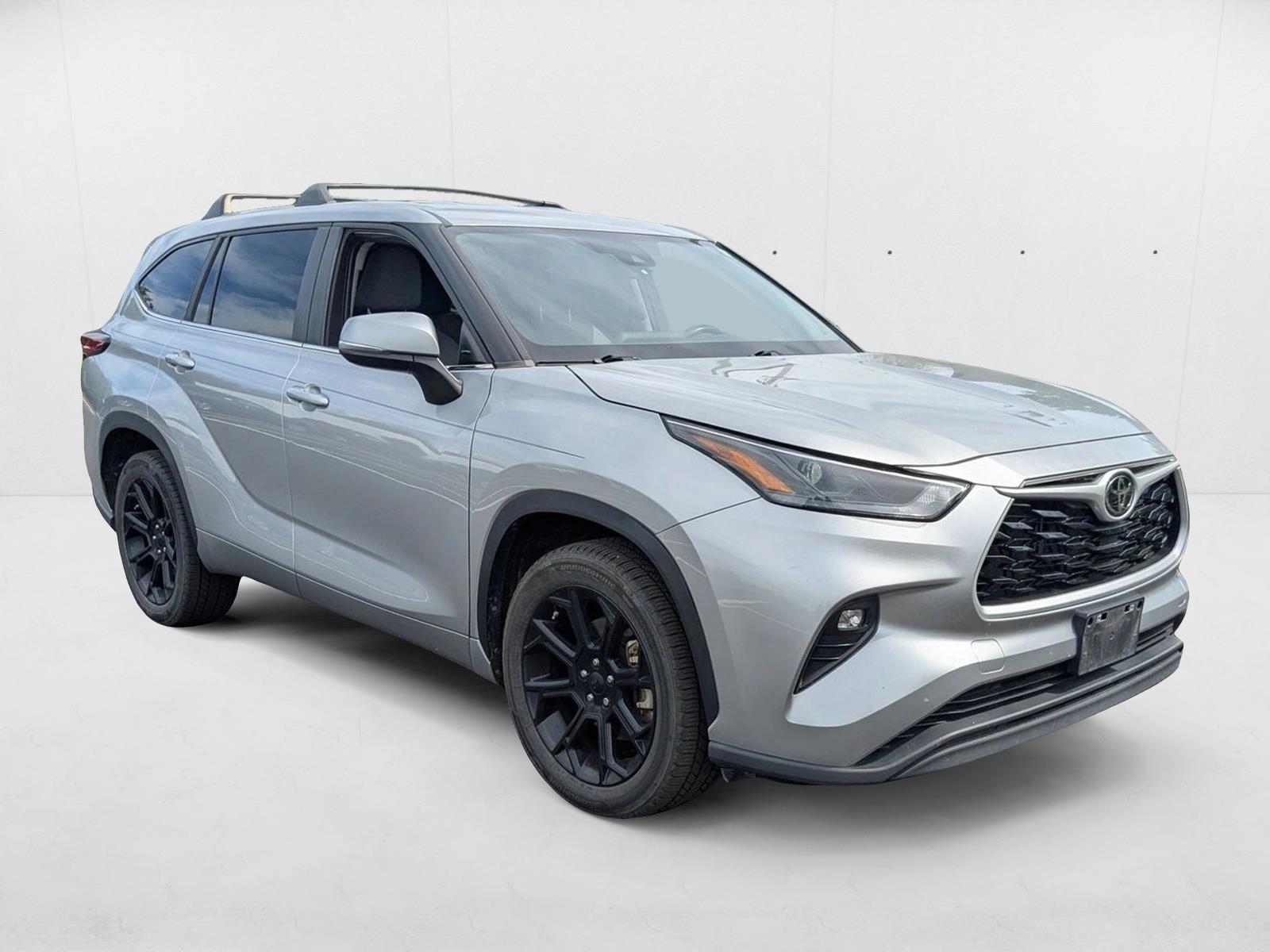 2023 Toyota Highlander LE photo 3