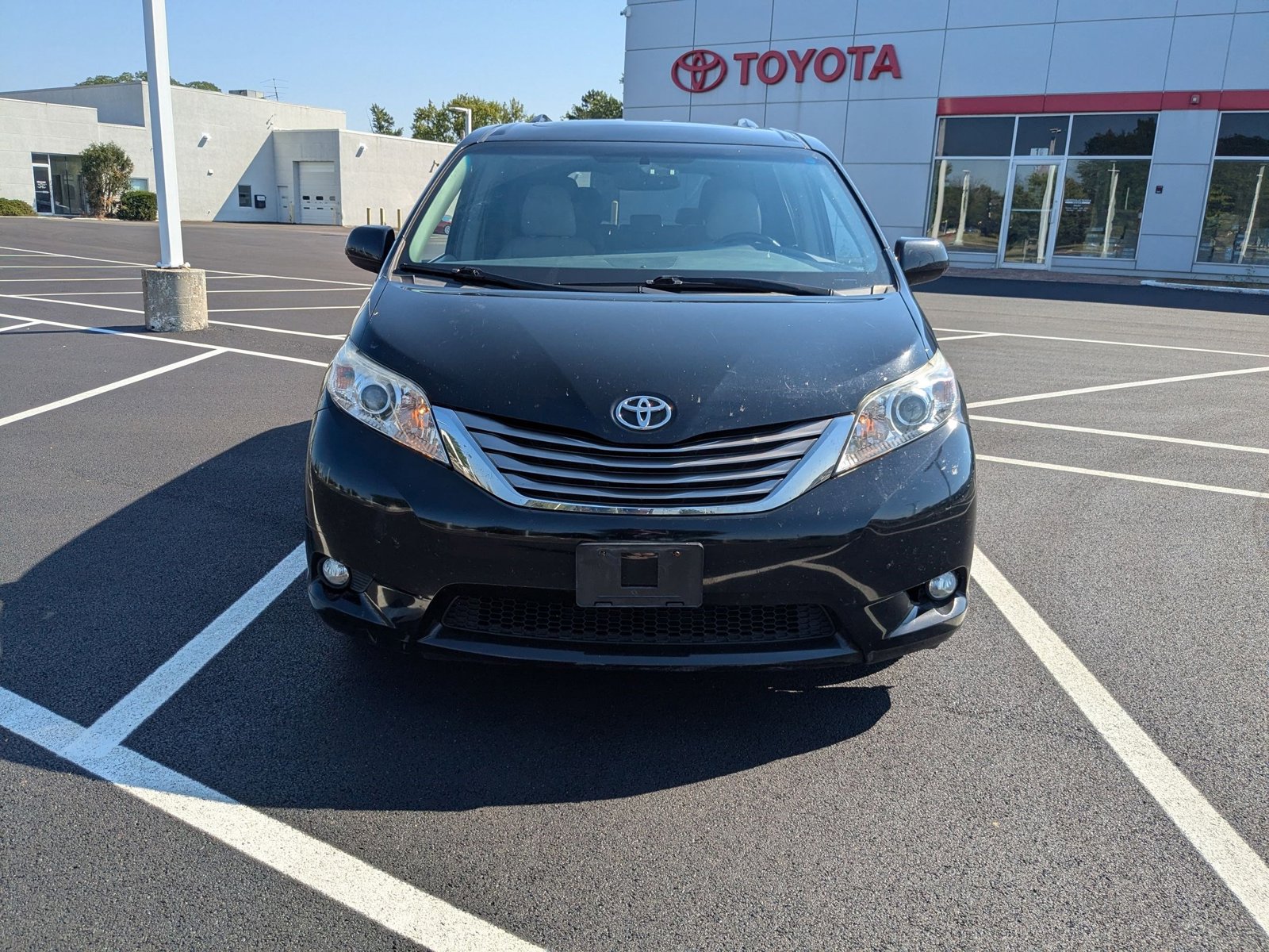 2017 Toyota Sienna XLE photo 2