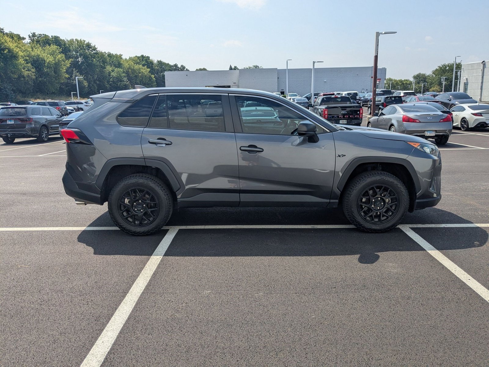 2022 Toyota RAV4 LE photo 4