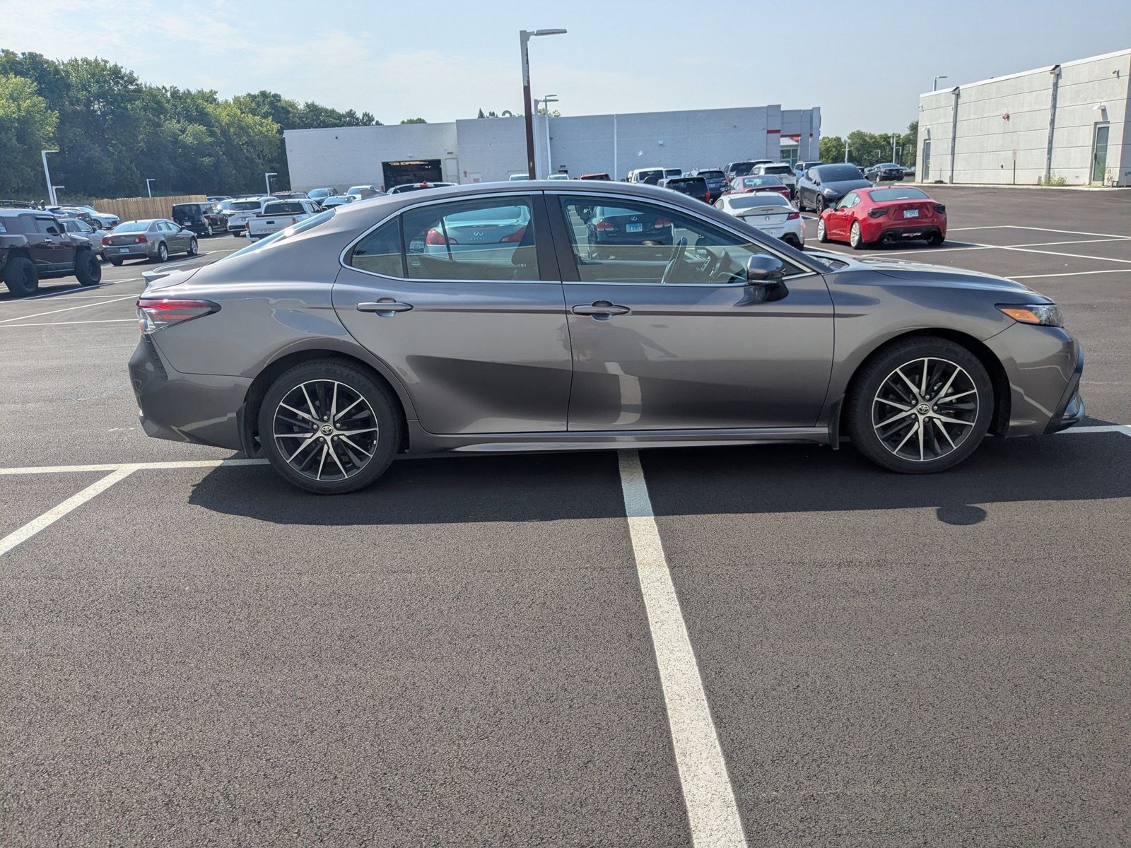 2023 Toyota Camry SE photo 4