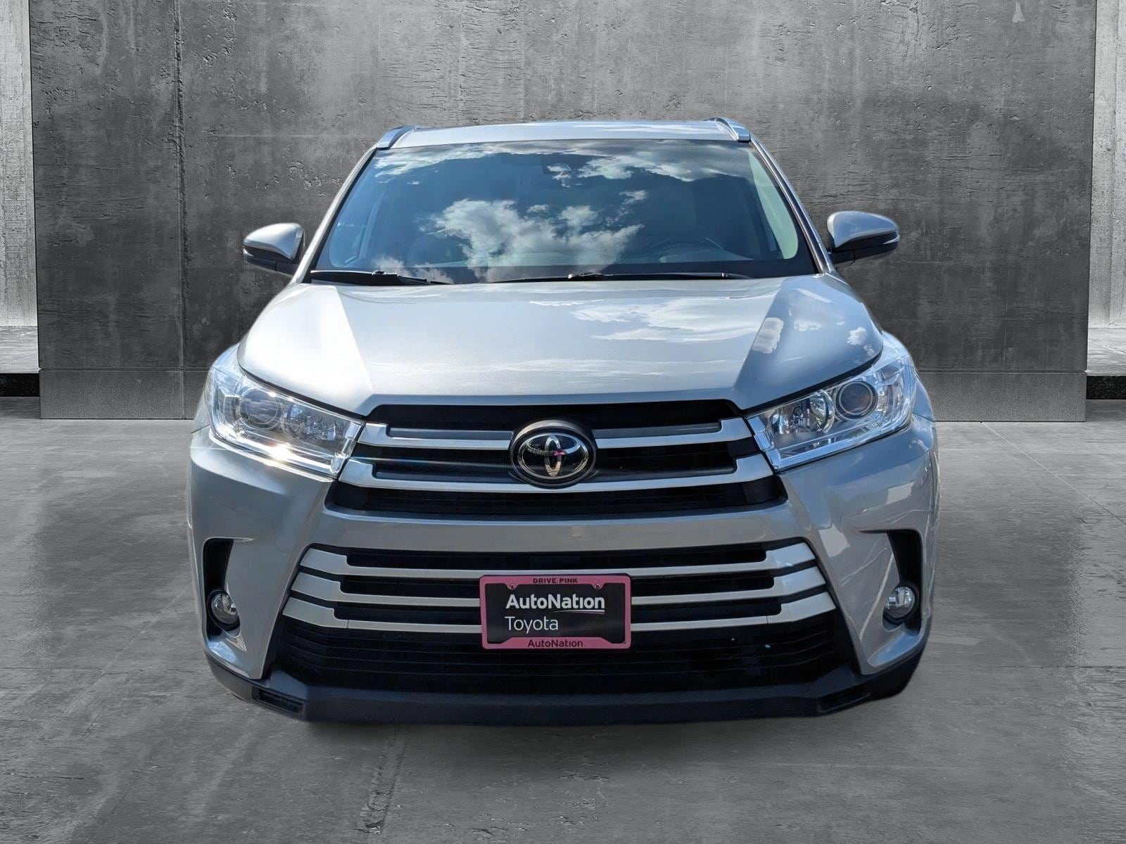 Used 2019 Toyota Highlander XLE with VIN 5TDJZRFH6KS598879 for sale in Libertyville, IL