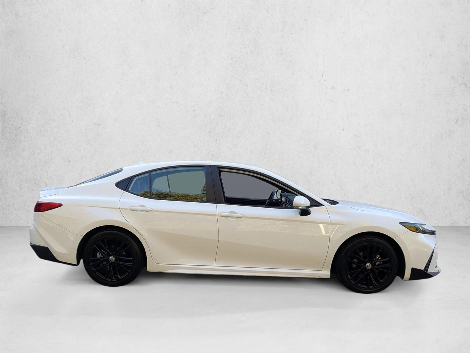 2025 Toyota Camry SE photo 4