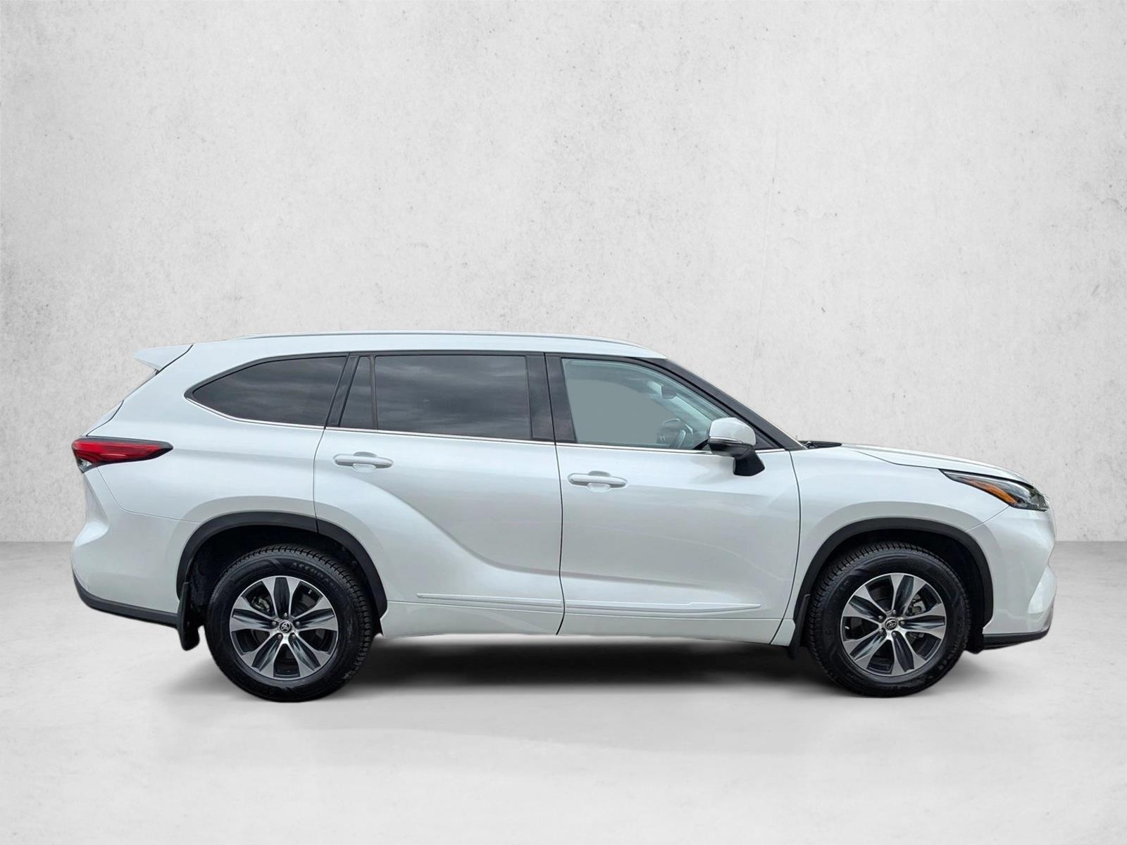 2022 Toyota Highlander XLE photo 4