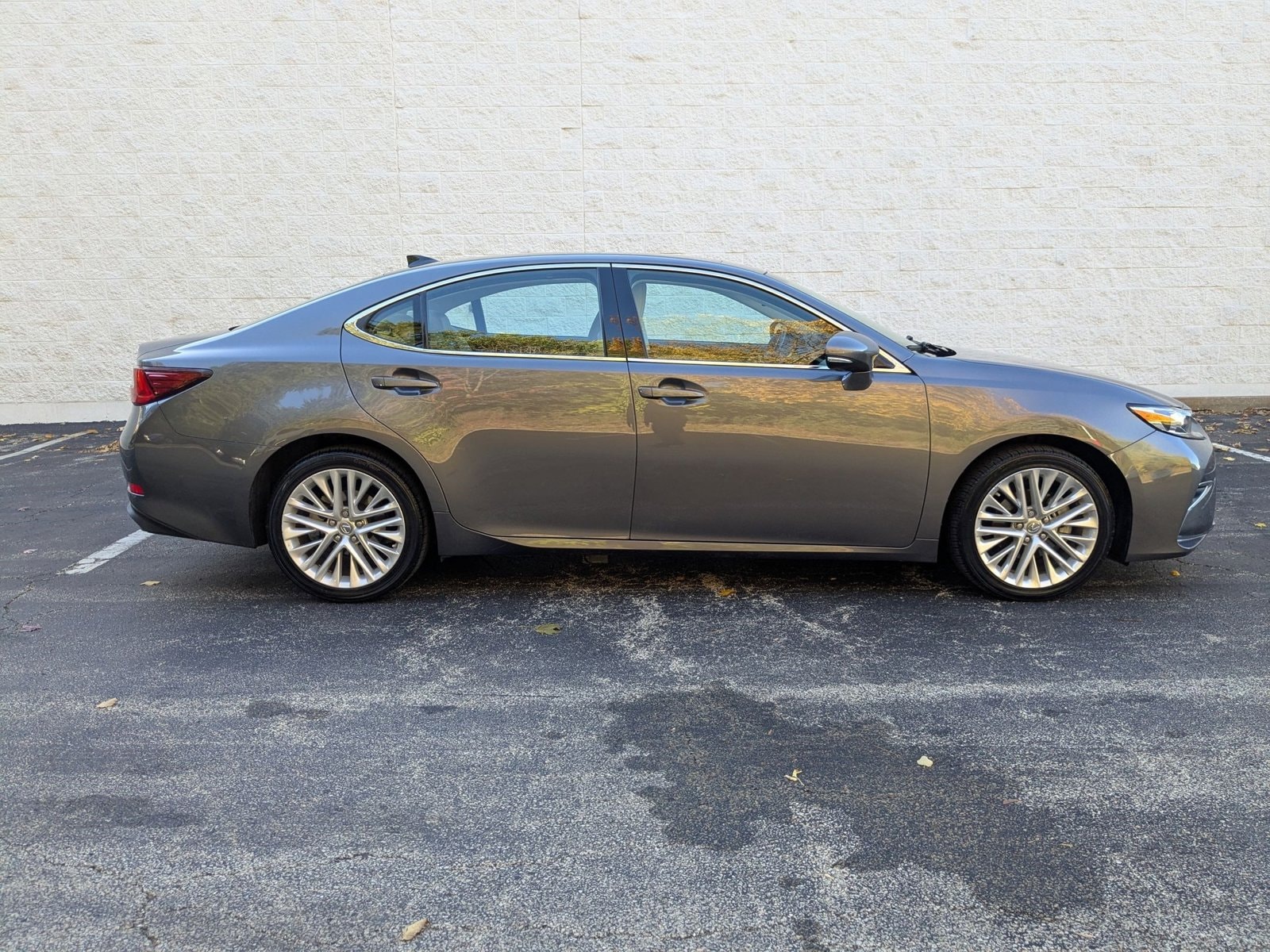 2017 LEXUS ES - Image 4