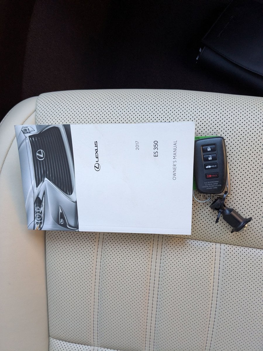 2017 LEXUS ES - Image 25