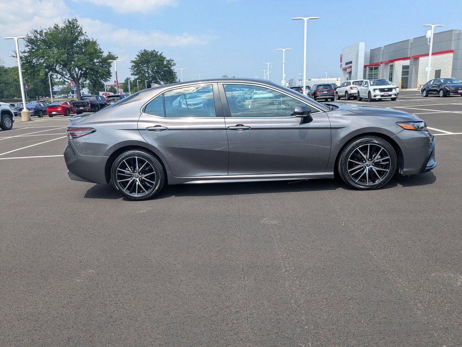 2023 Toyota Camry SE photo 4