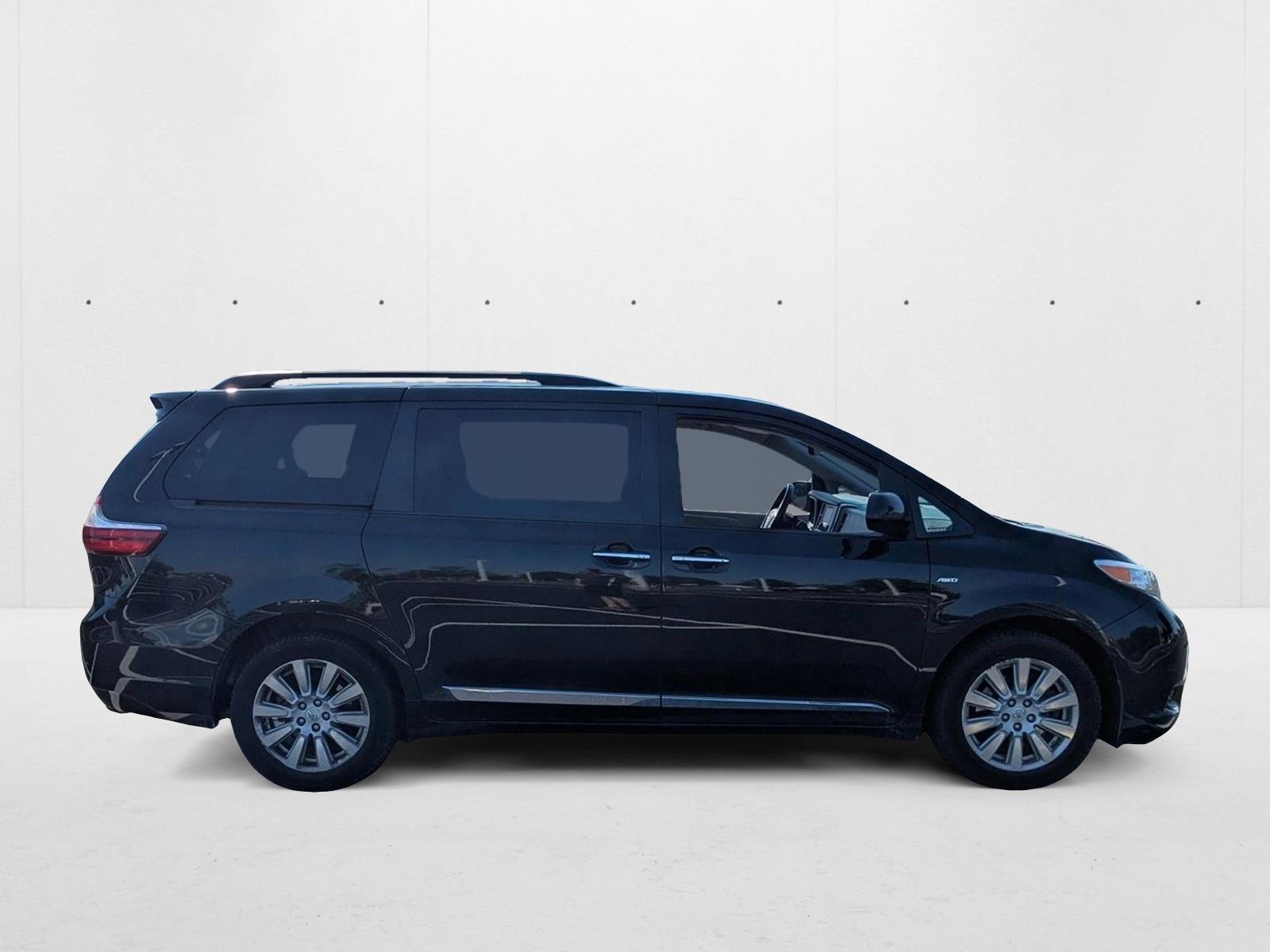 2017 Toyota Sienna XLE photo 4