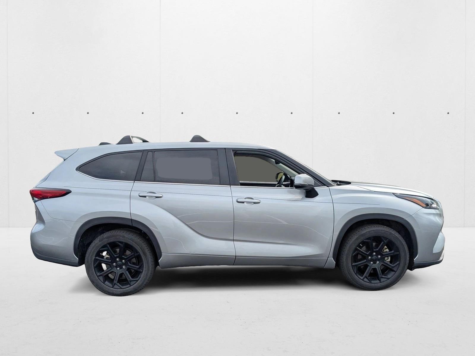 2023 Toyota Highlander LE photo 4