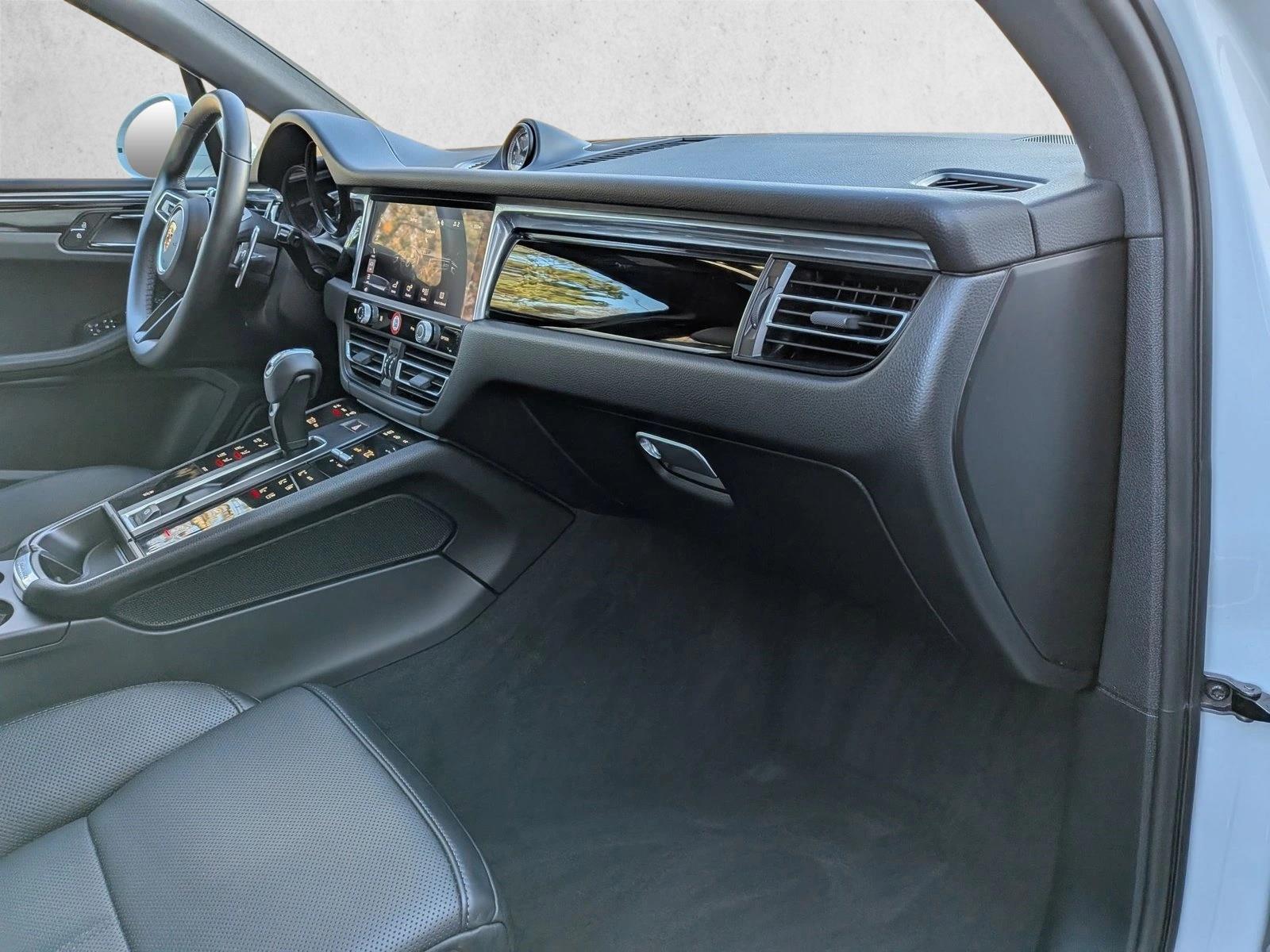 2025 PORSCHE MACAN - Image 22