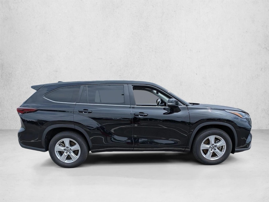 Used 2025 Toyota Highlander LE SUV
