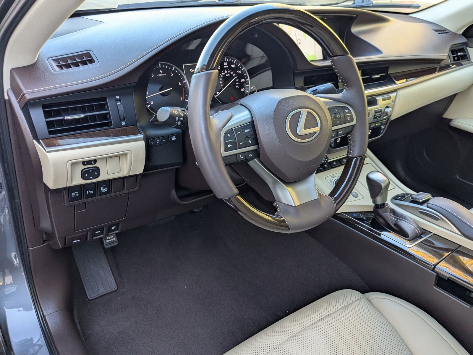 2017 LEXUS ES - Image 10