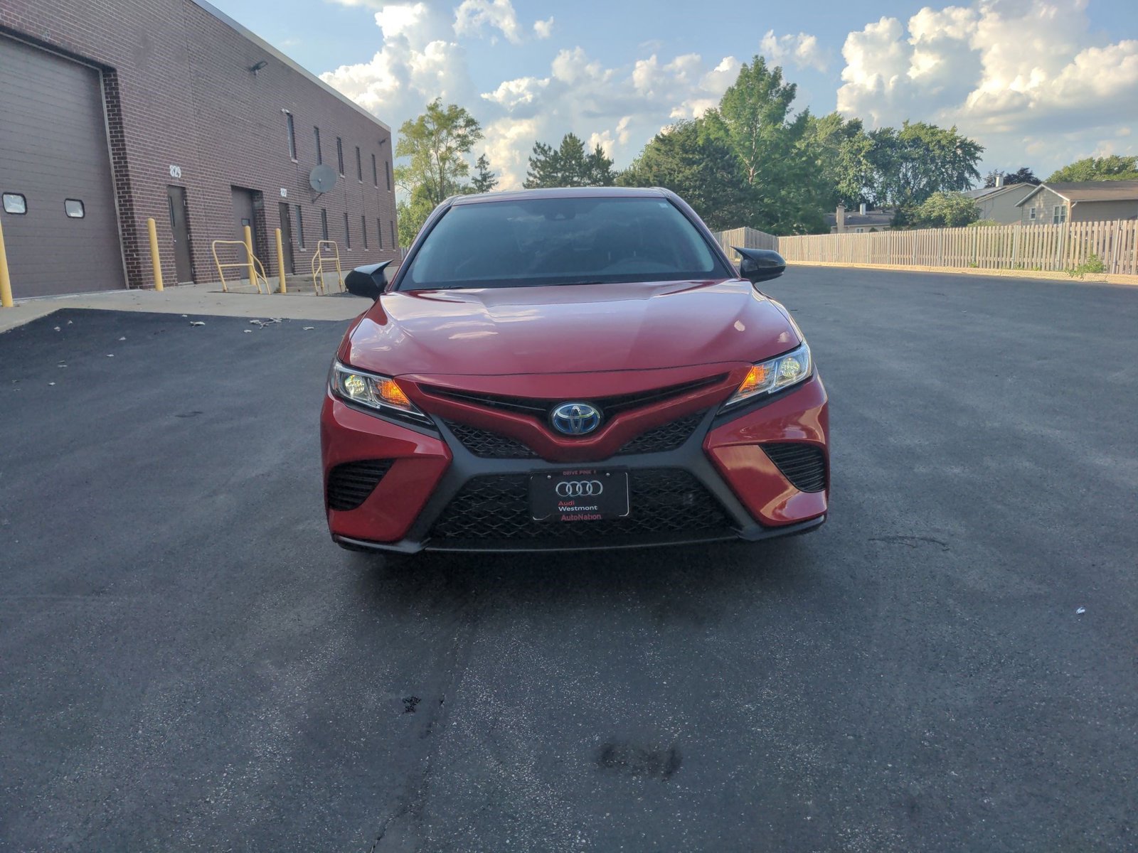 2020 Toyota Camry Hybrid SE photo 2