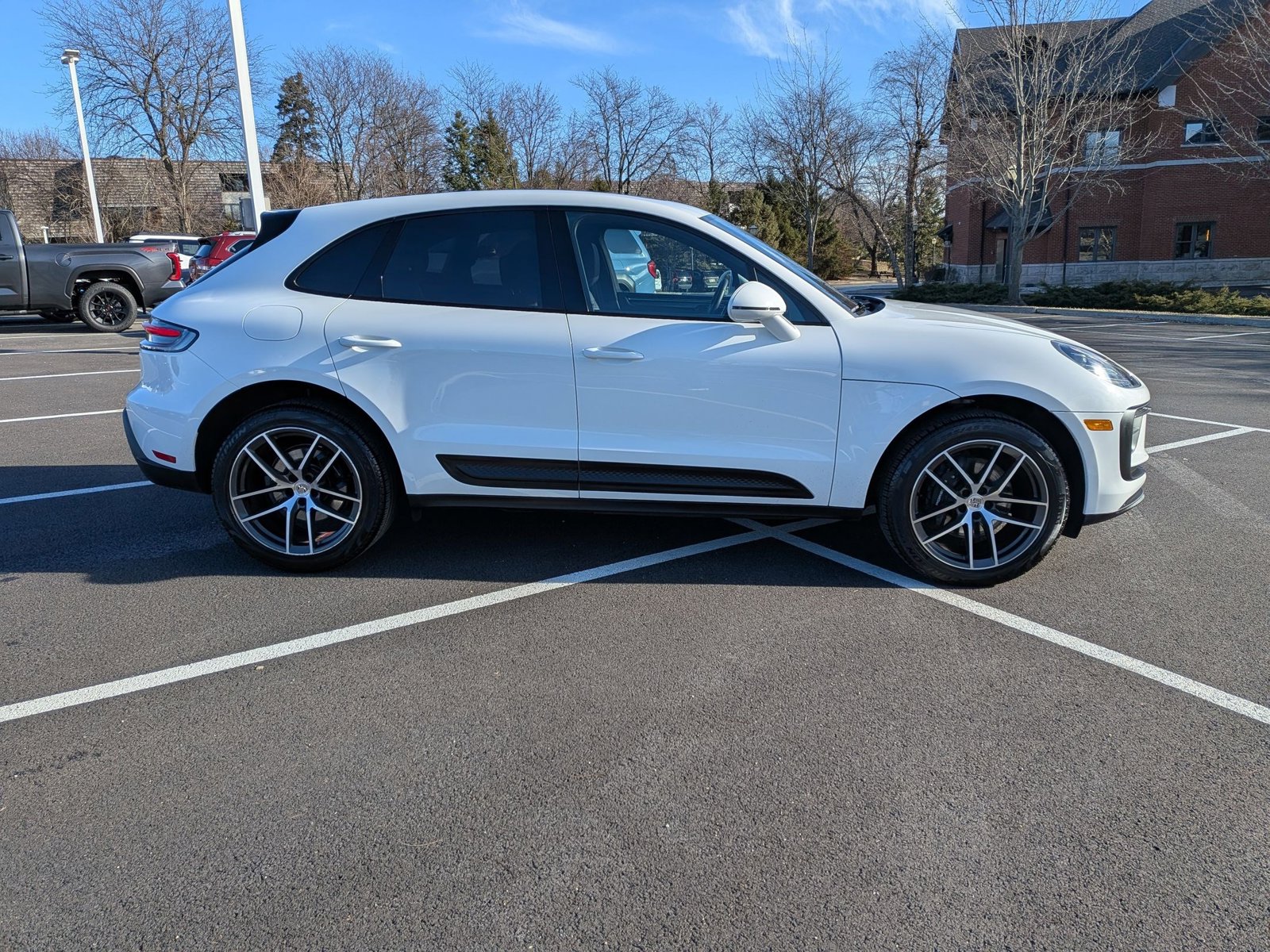 2025 PORSCHE MACAN - Image 4