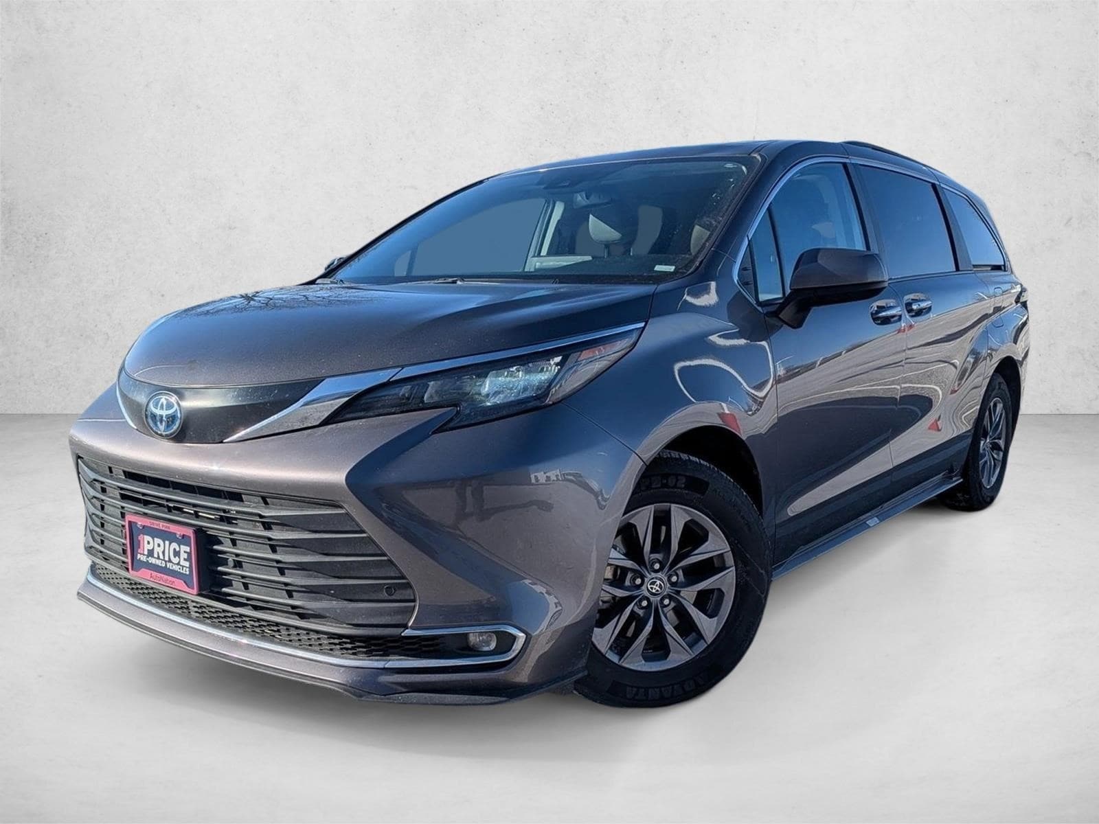2024 Toyota Sienna XLE's photo