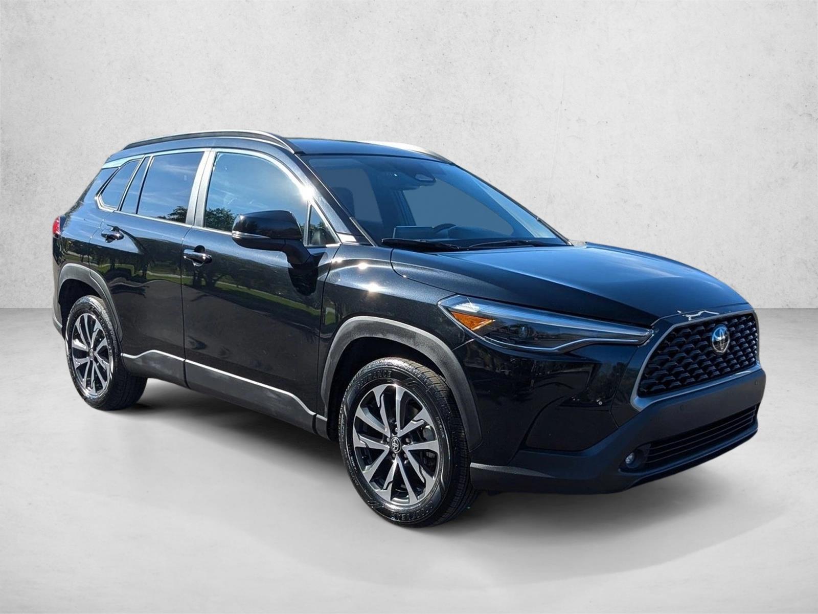 2024 Toyota Corolla Cross XLE photo 3