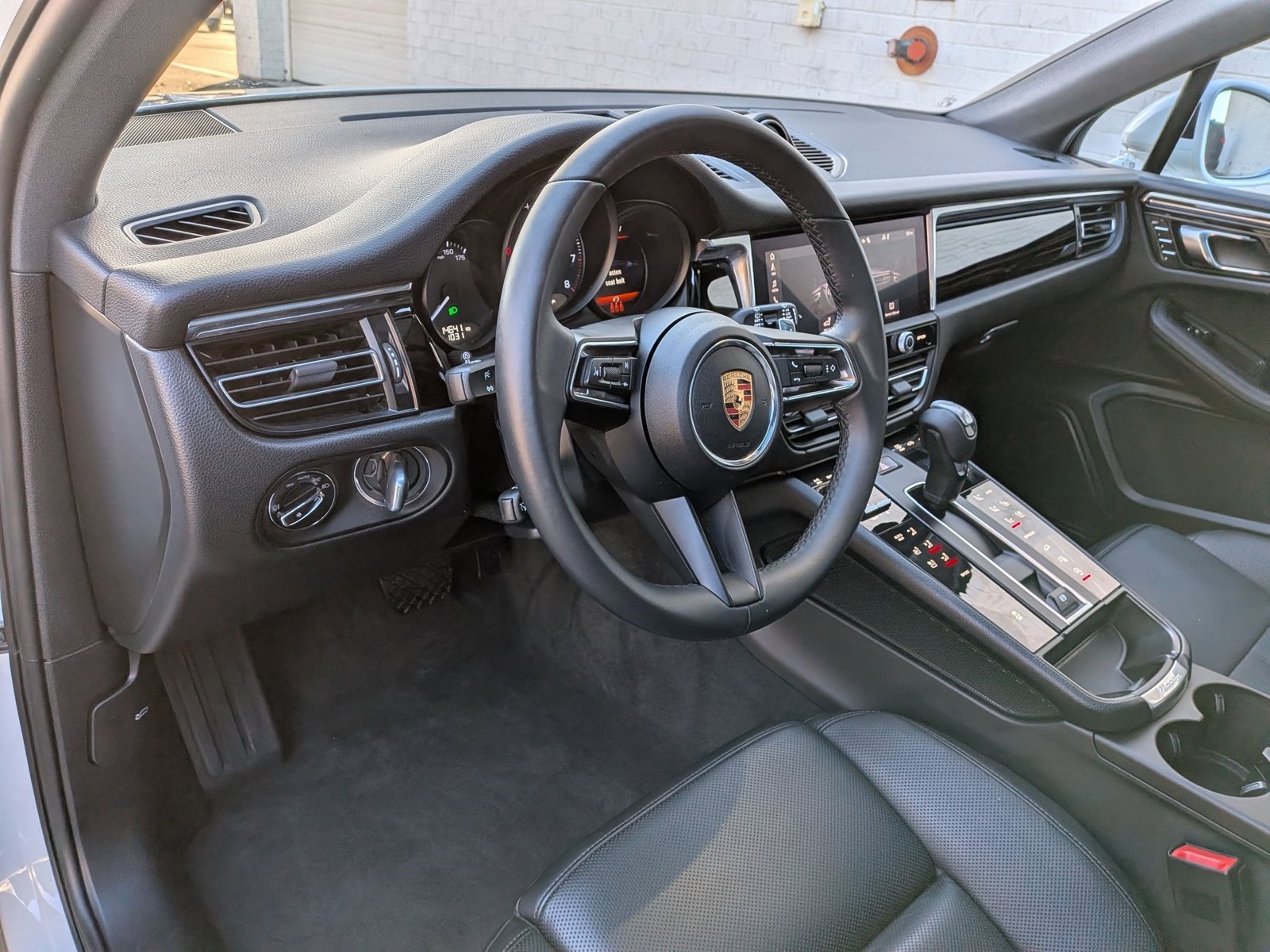 2025 PORSCHE MACAN - Image 10