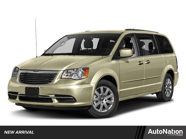 2016 Chrysler Town & Country Touring's photo