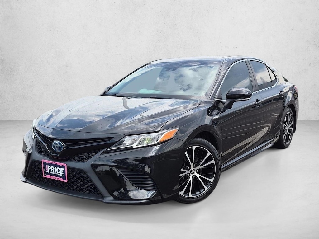 Used 2020 Toyota Camry Hybrid SE Sedan